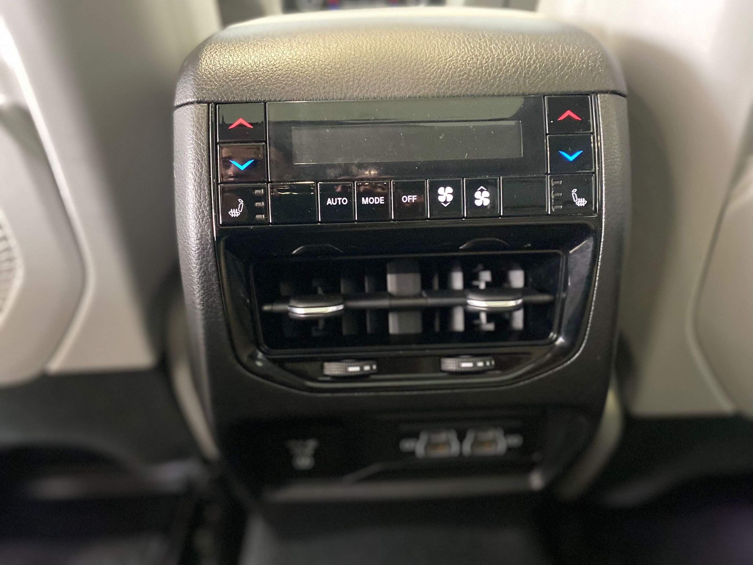 Jeep Grand Cherokee Overland + TETE HAUTE + DVD + TOIT + CUIR + WOW ++ 2023