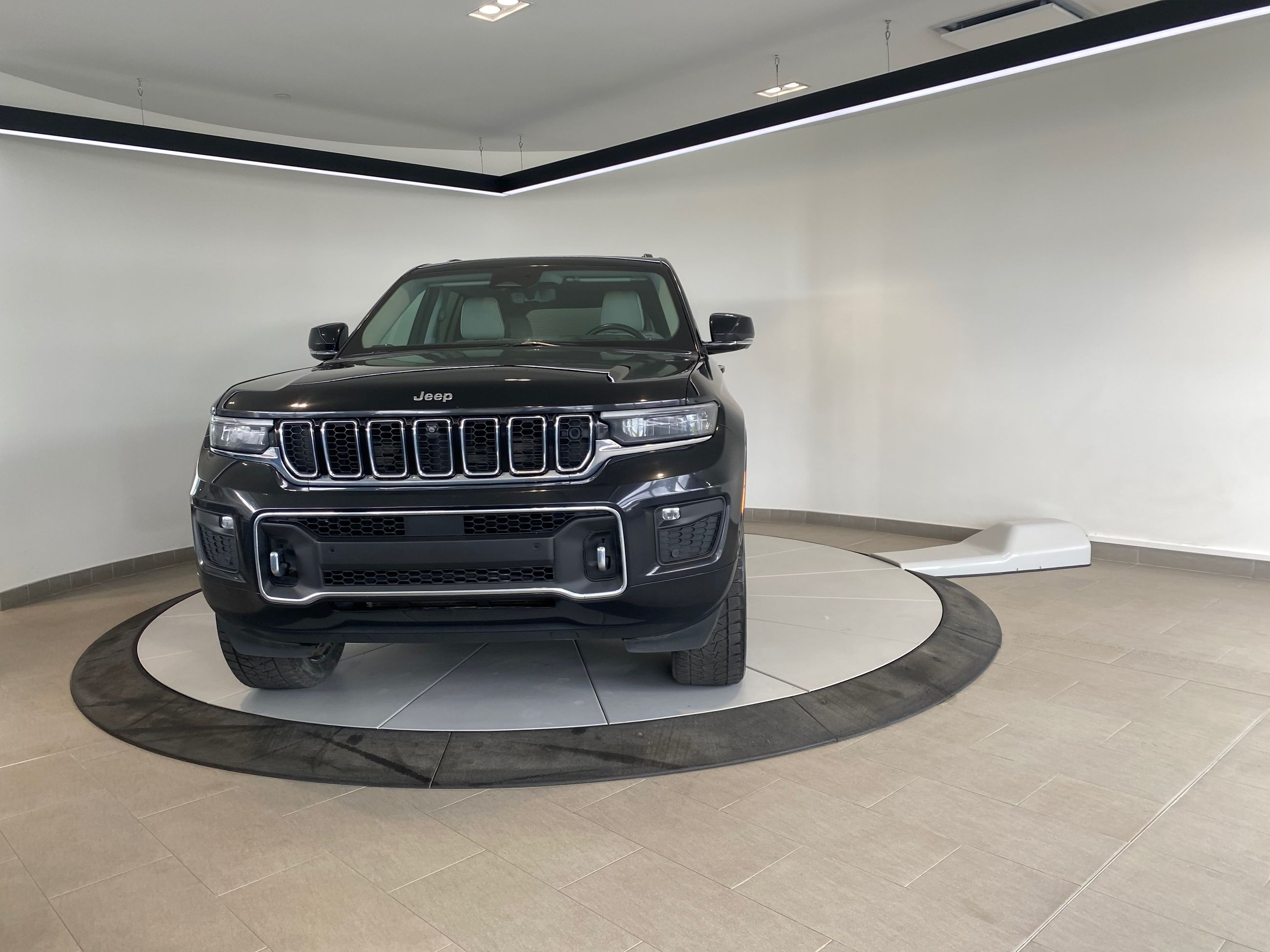 Jeep Grand Cherokee Overland + TETE HAUTE + DVD + TOIT + CUIR + WOW ++ 2023