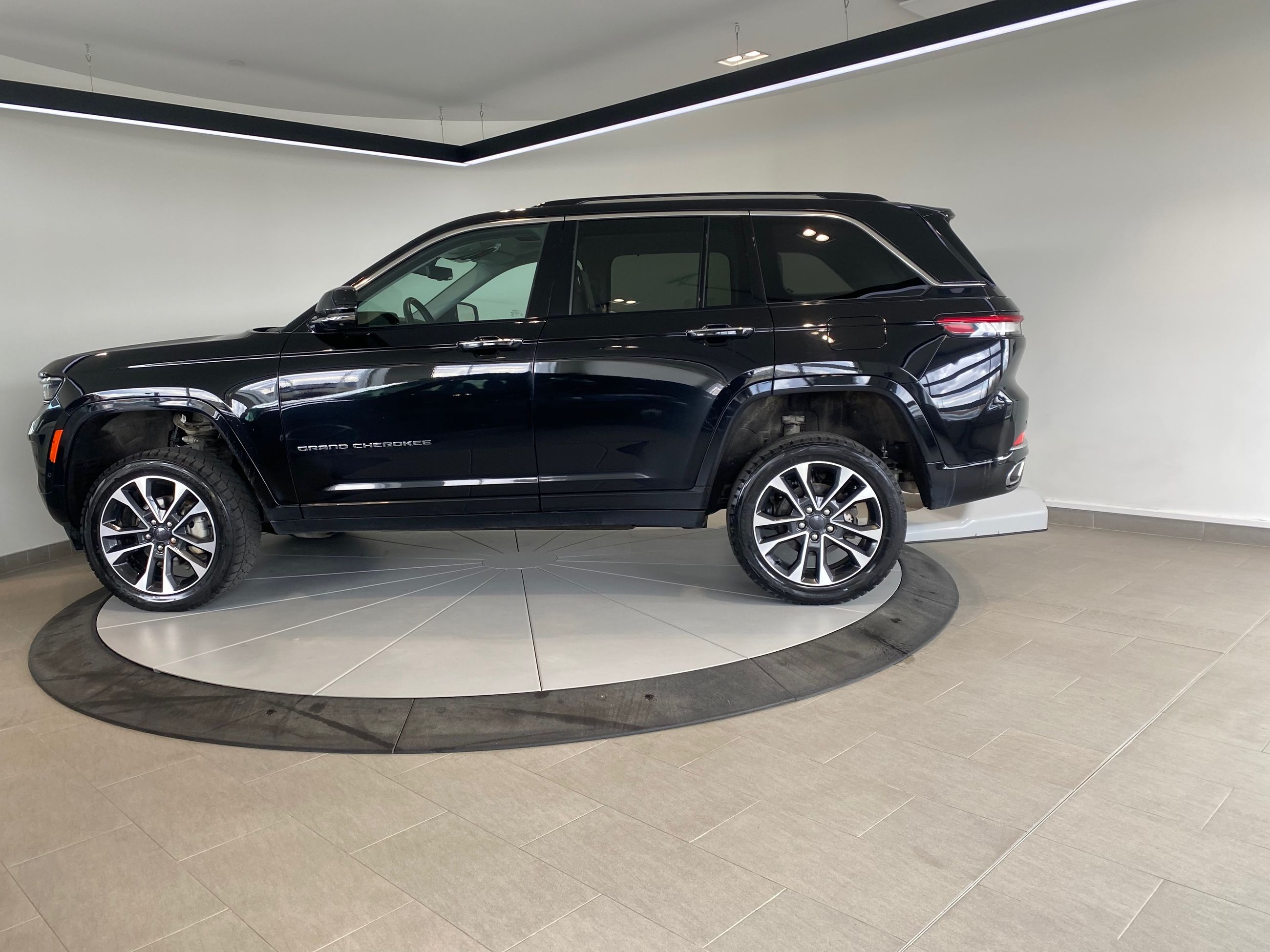 Jeep Grand Cherokee Overland + TETE HAUTE + DVD + TOIT + CUIR + WOW ++ 2023