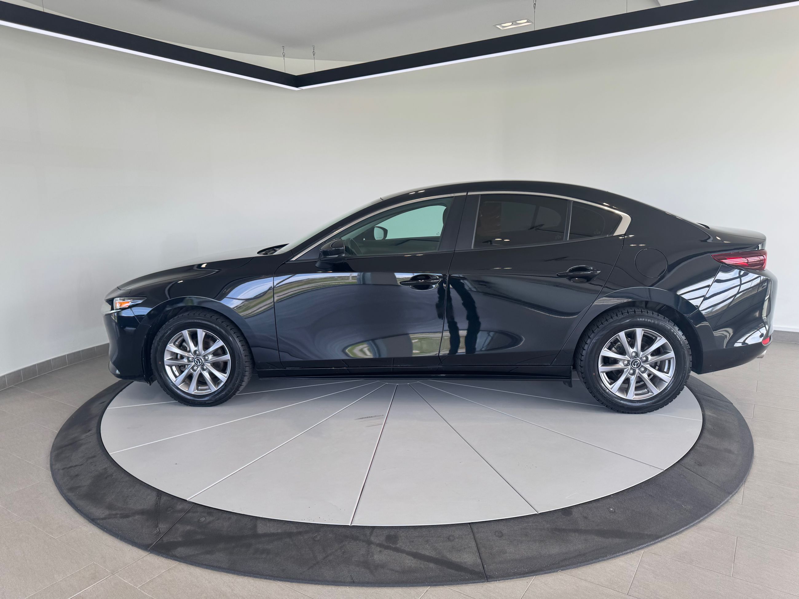 Mazda 3 GX + A/C + CAMERA + BLUETOOTH + WOW +++ 2022
