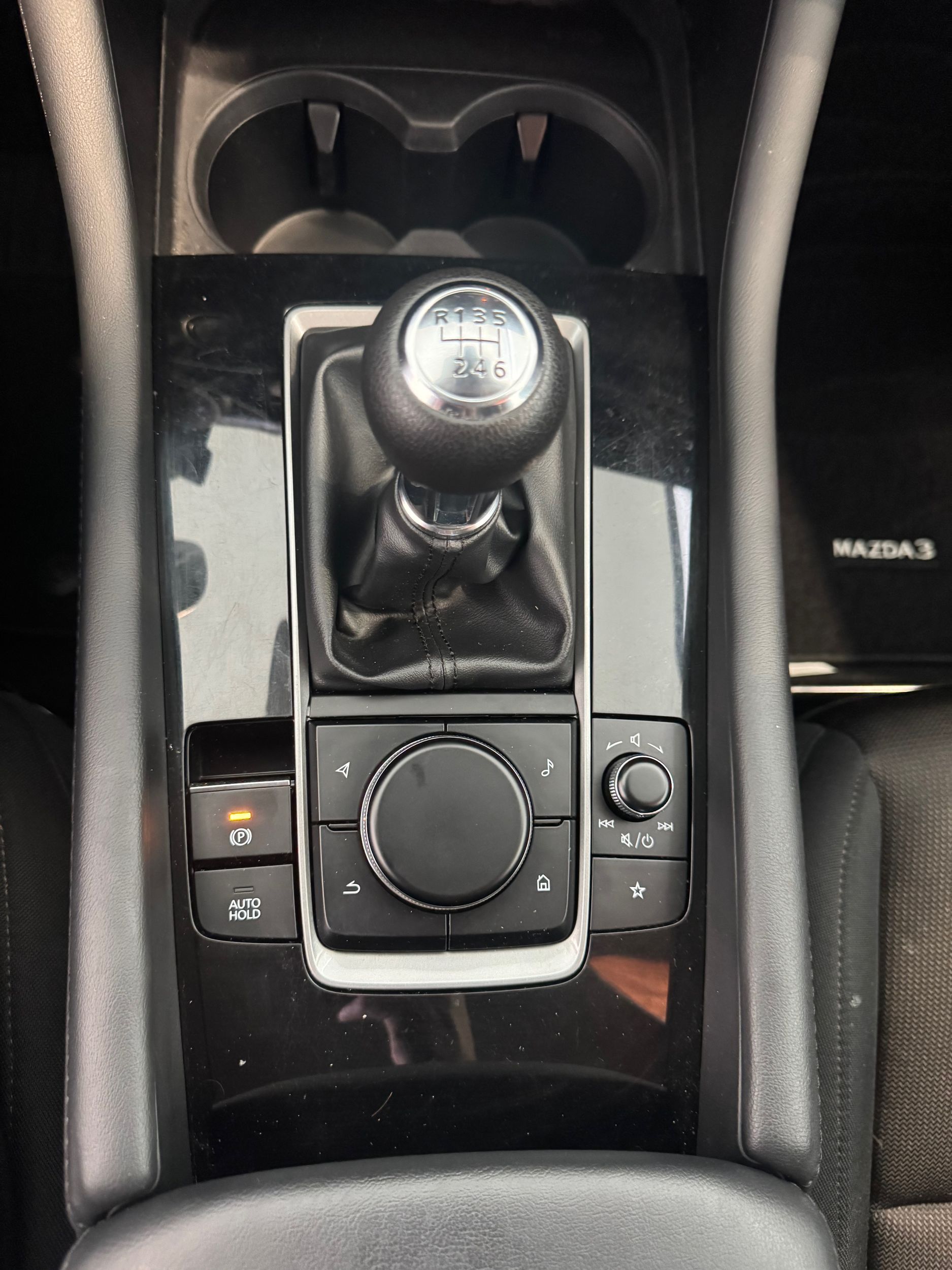 Mazda 3 GX + A/C + CAMERA + BLUETOOTH + WOW +++ 2022