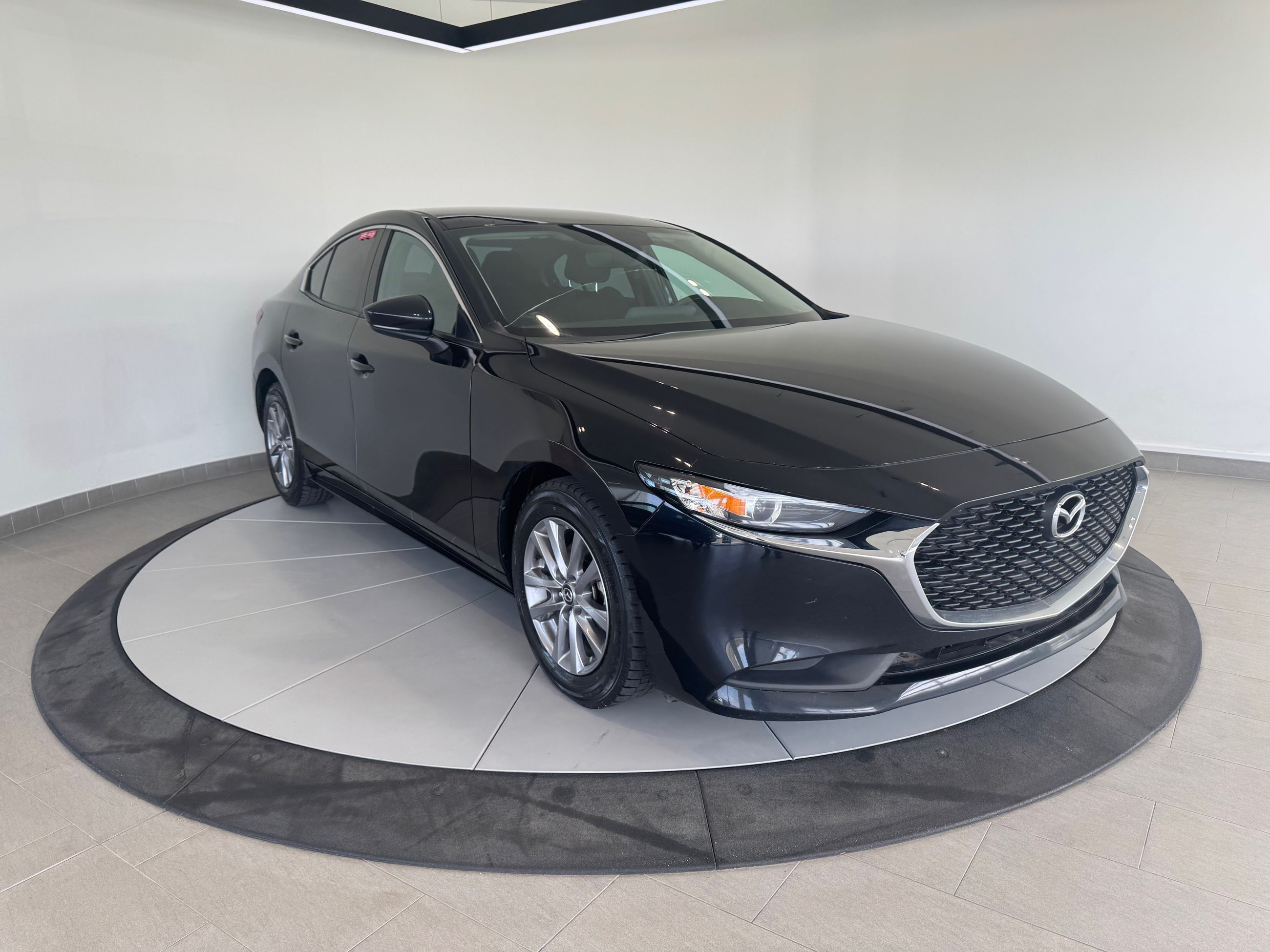 Mazda 3 GX + A/C + CAMERA + BLUETOOTH + WOW +++ 2022
