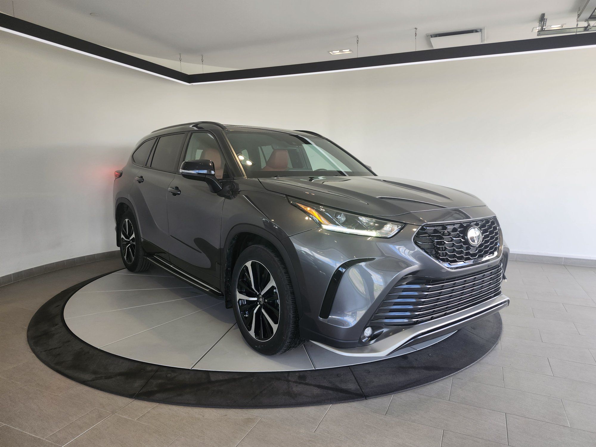 Toyota Highlander XSE + CUIR ROUGE + TOIT + CARPLAY + A/C + RARE +++ 2021
