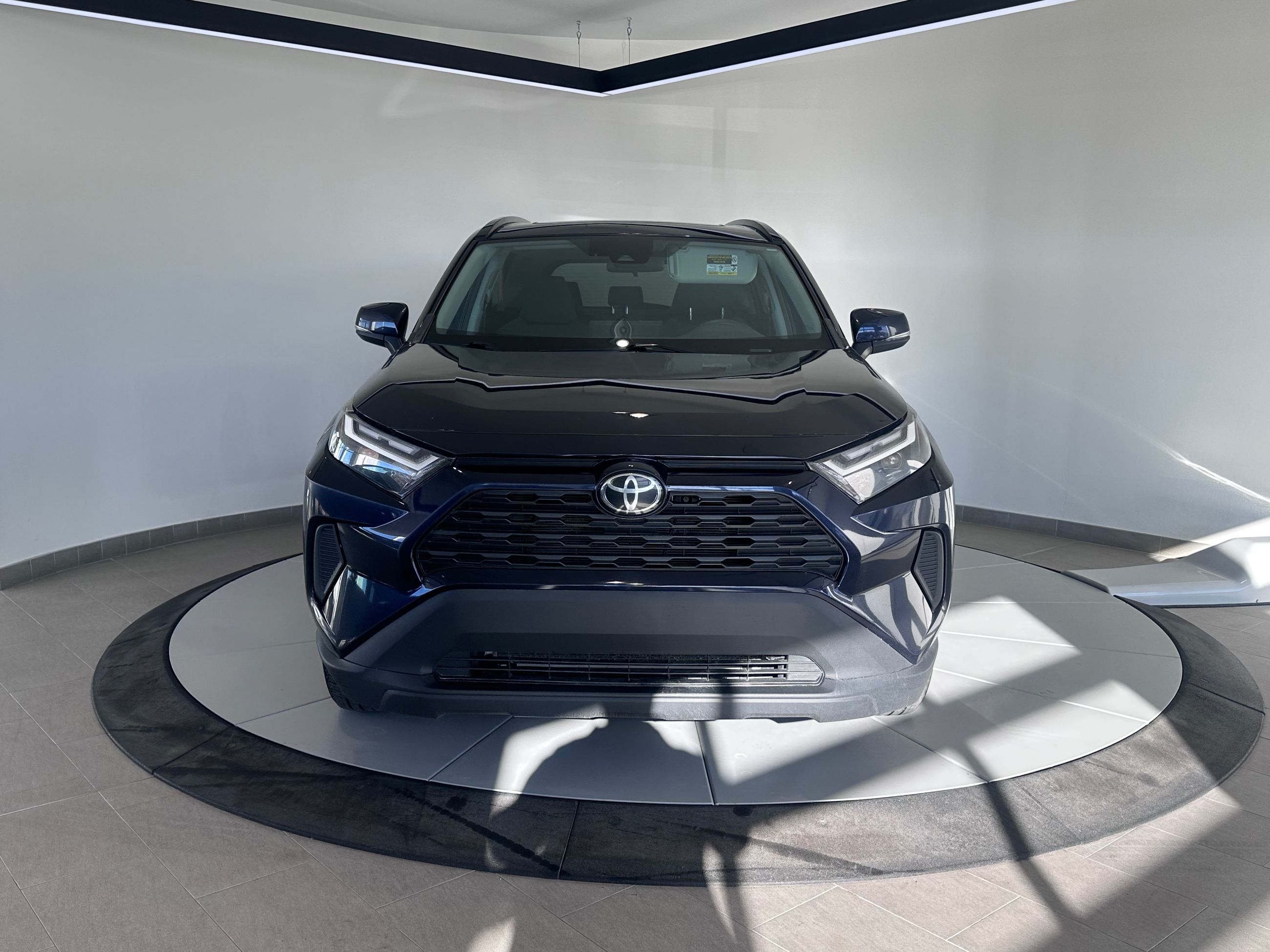 Toyota RAV4 XLE + AC + CARPLAY + CAMÉRA + TOIT OUVRANT ++ WOW 2022