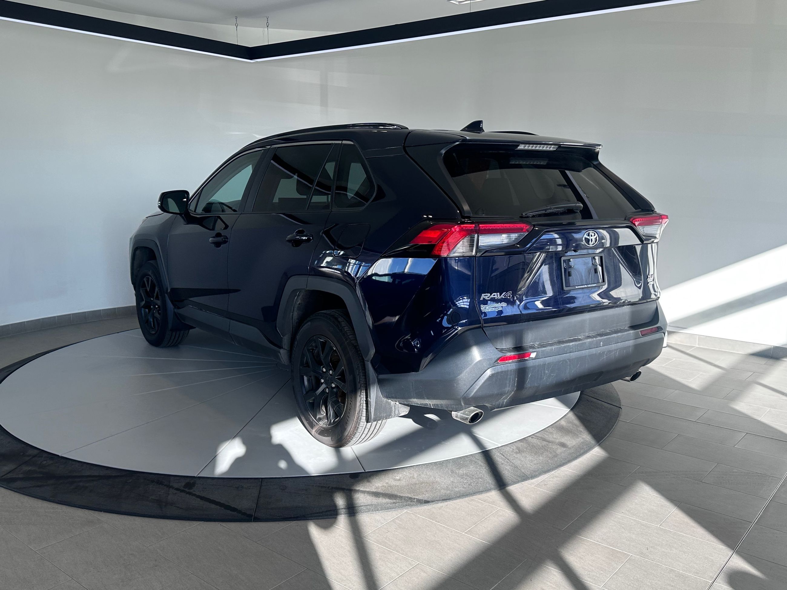 Toyota RAV4 XLE + AC + CARPLAY + CAMÉRA + TOIT OUVRANT ++ WOW 2022