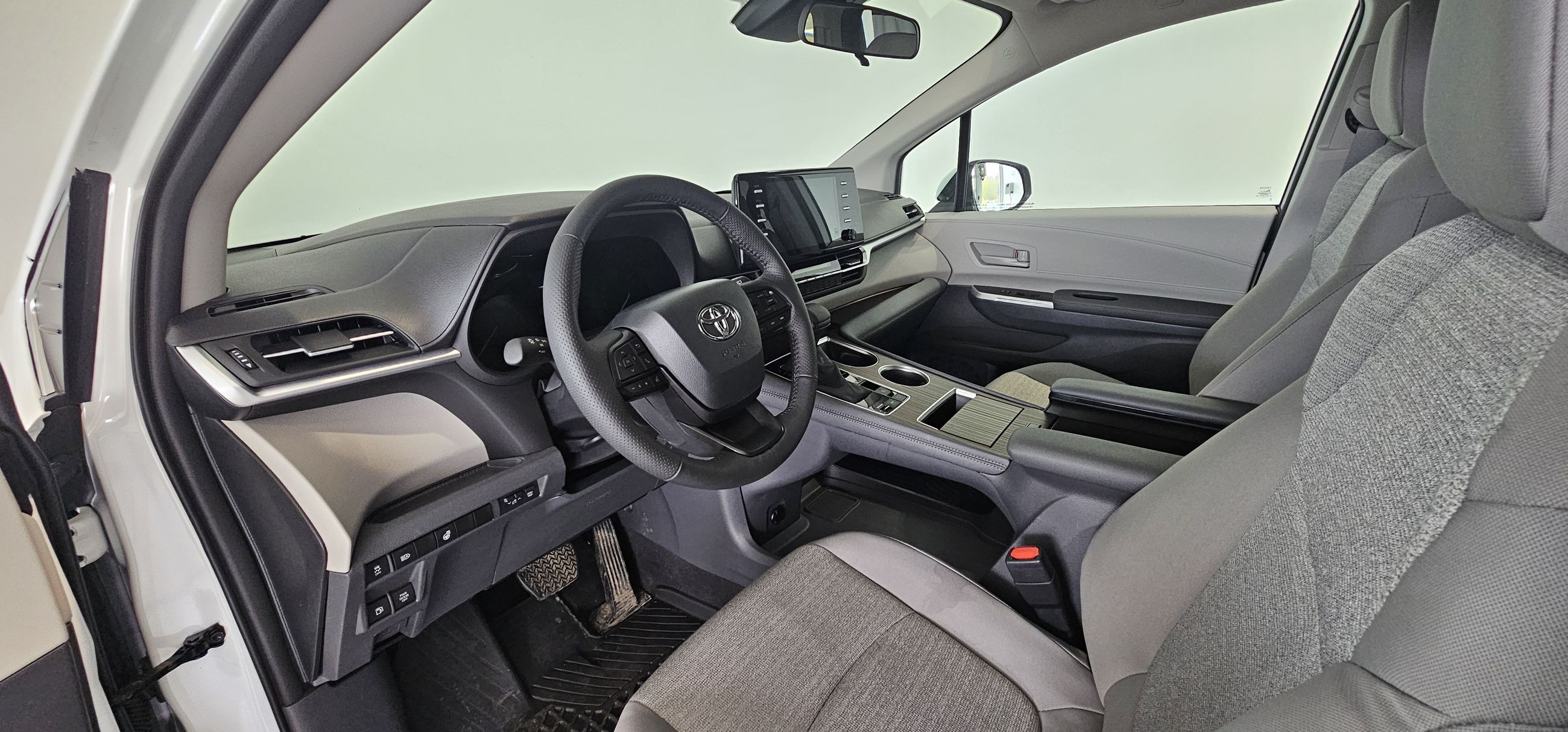 Toyota Sienna LE + AWD + 8 PASSAGERS + CAMERA + BAS KM + WOW +++ 2024