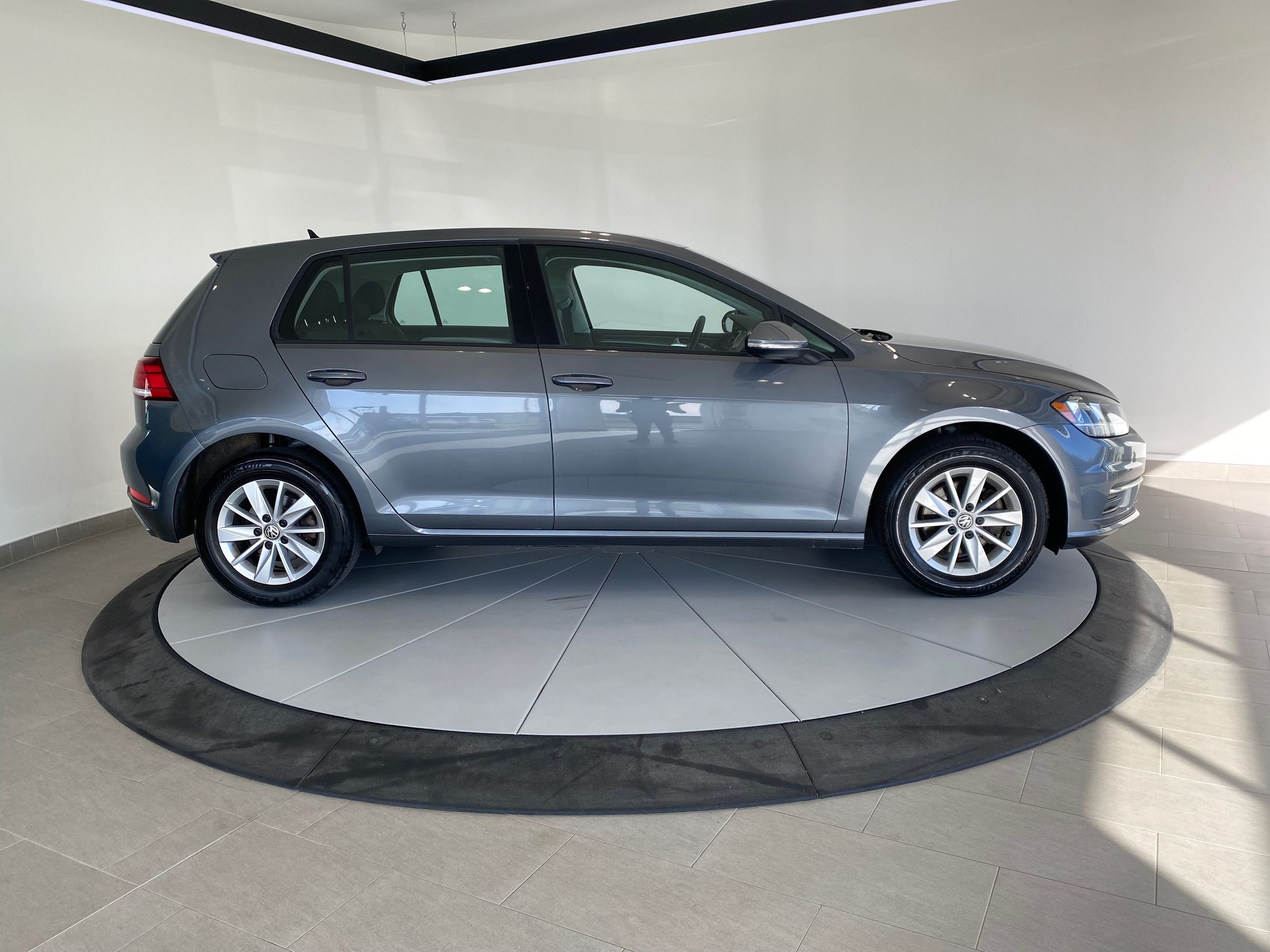 Volkswagen Golf COMFORTLINE + A/C + CARPLAY + CAMERA + BAS KM +++ 2019