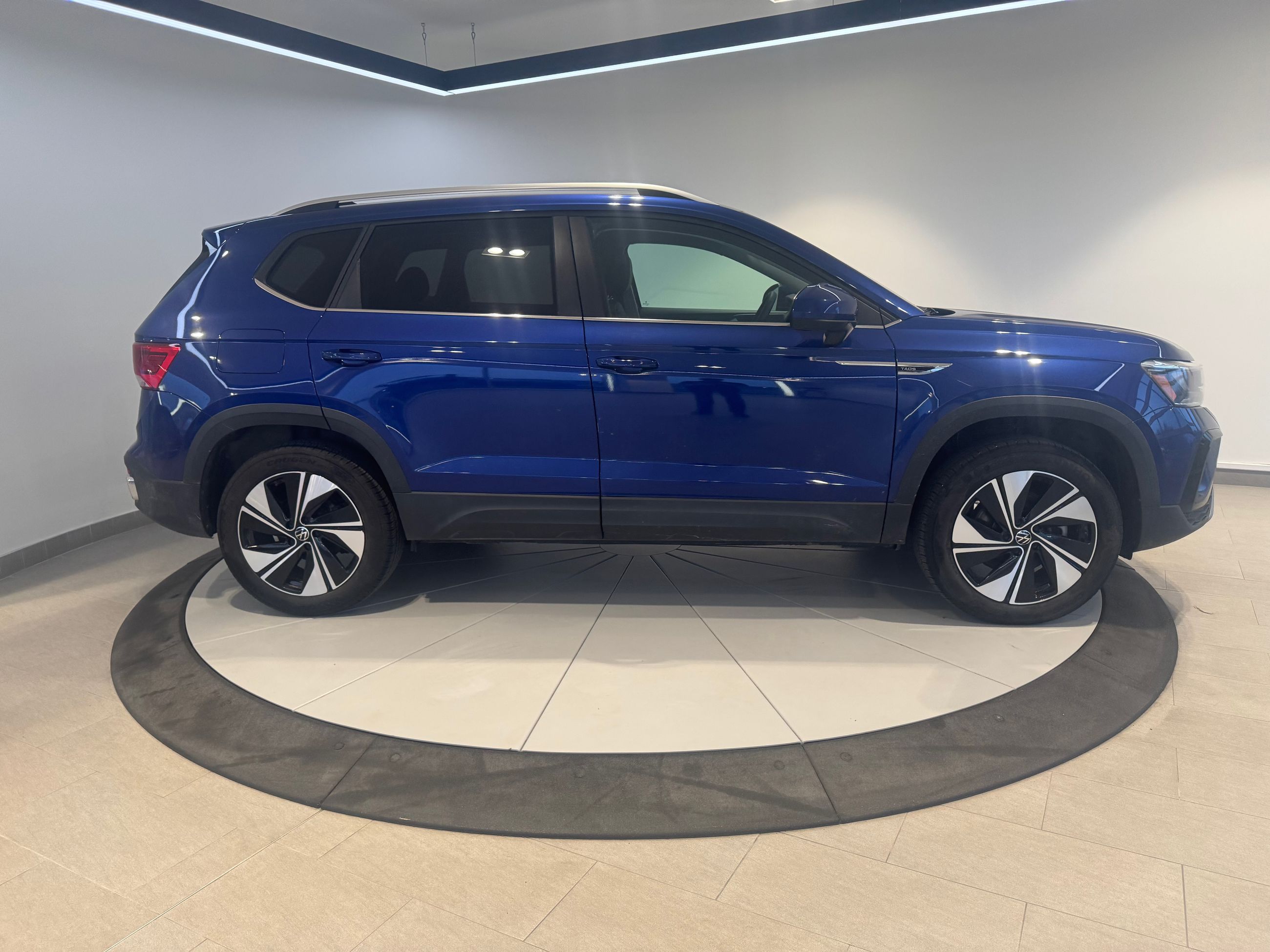 Volkswagen Taos Comfortline + AWD + A/C + CARPLAY + CAMERA + WOW + 2024