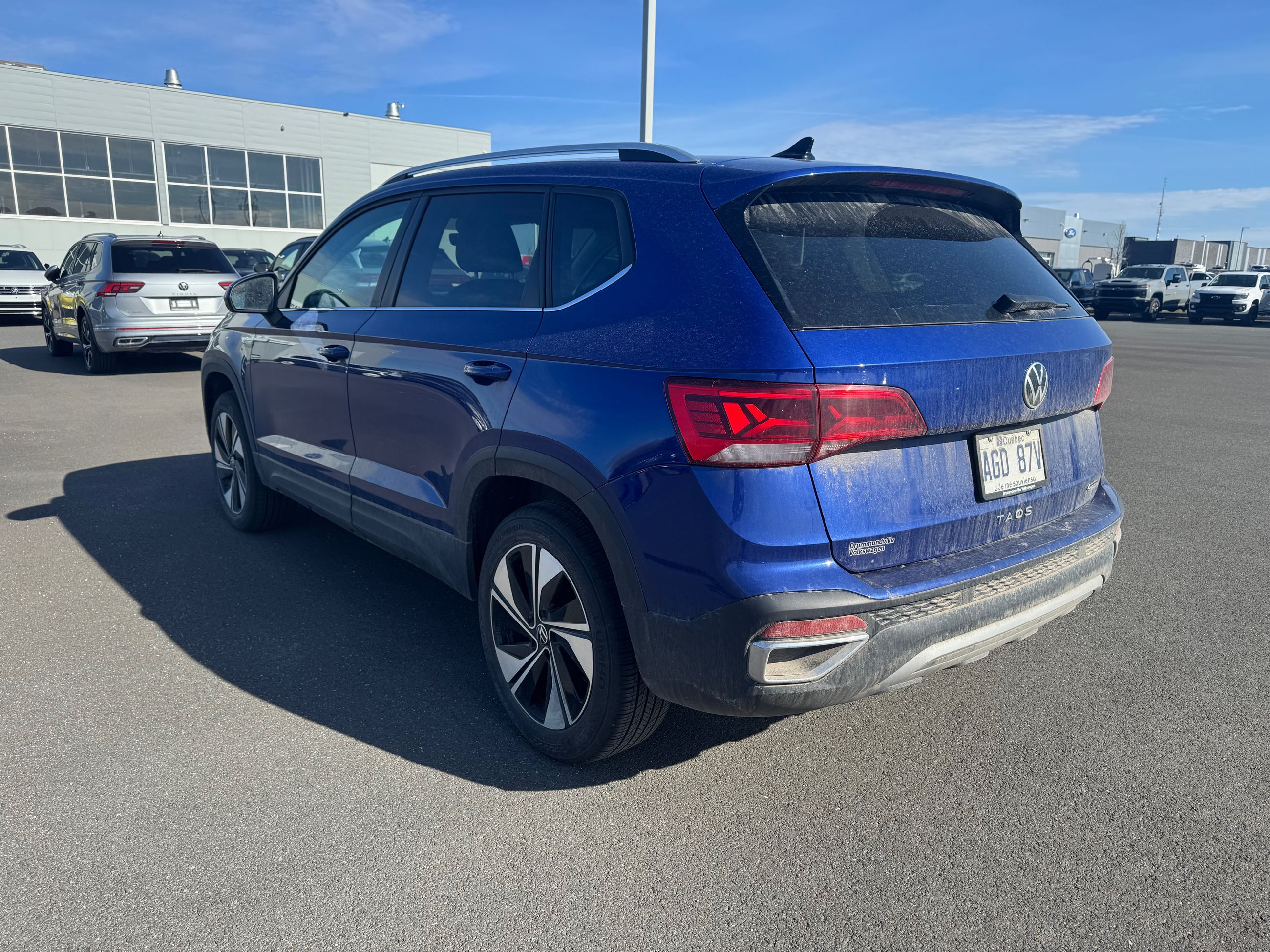 Volkswagen Taos Comfortline + AWD + A/C + CARPLAY + CAMERA + WOW + 2024