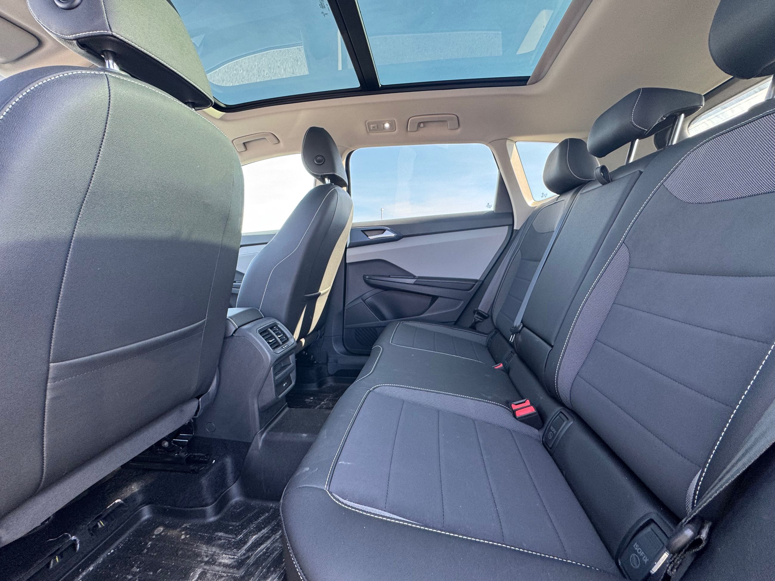 Volkswagen Taos Comfortline + AWD + A/C + CARPLAY + CAMERA + WOW + 2024