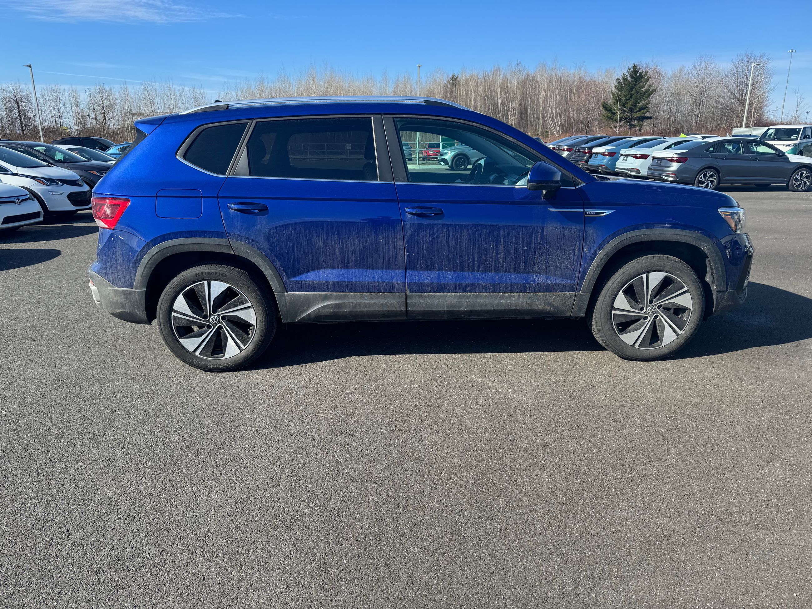 Volkswagen Taos Comfortline + AWD + A/C + CARPLAY + CAMERA + WOW + 2024