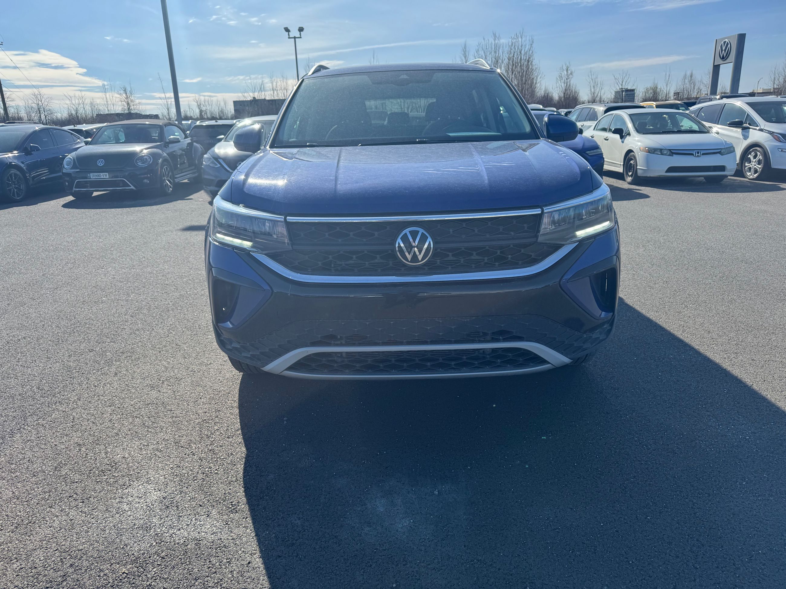 Volkswagen Taos Comfortline + AWD + A/C + CARPLAY + CAMERA + WOW + 2024