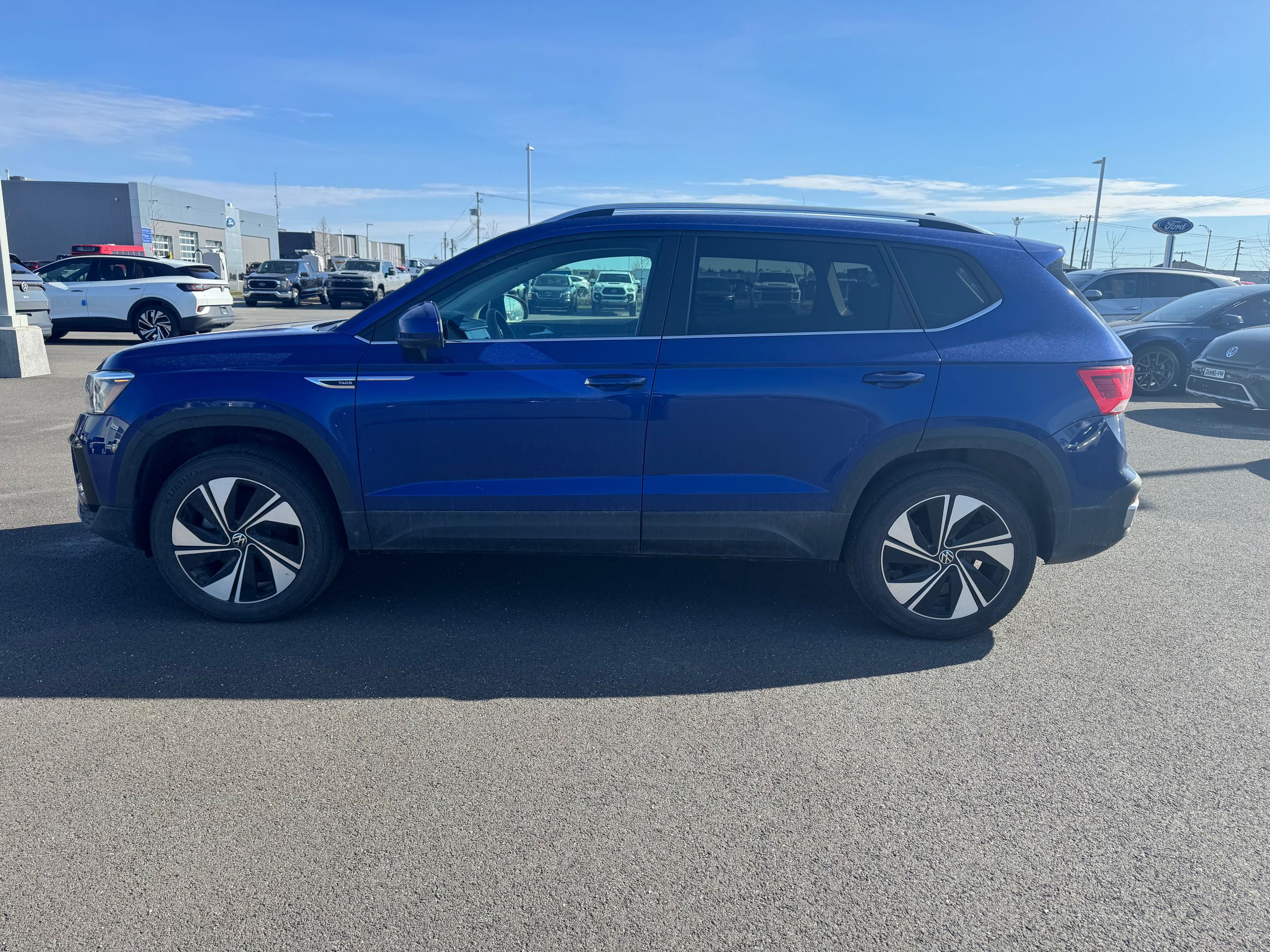 Volkswagen Taos Comfortline + AWD + A/C + CARPLAY + CAMERA + WOW + 2024