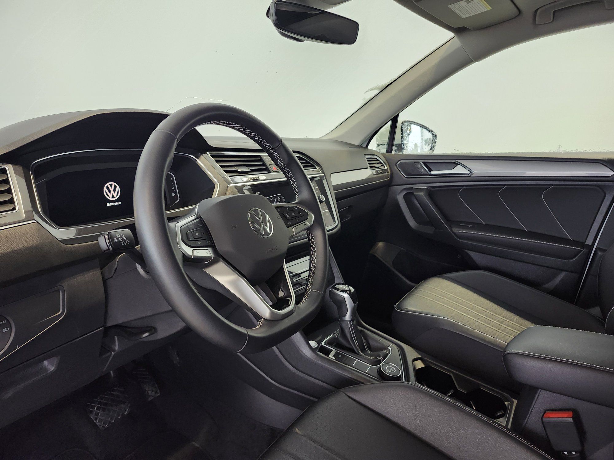 Volkswagen Tiguan Comfortline + CUIR + TOIT + CARPLAY  + A/C + WOW 2022