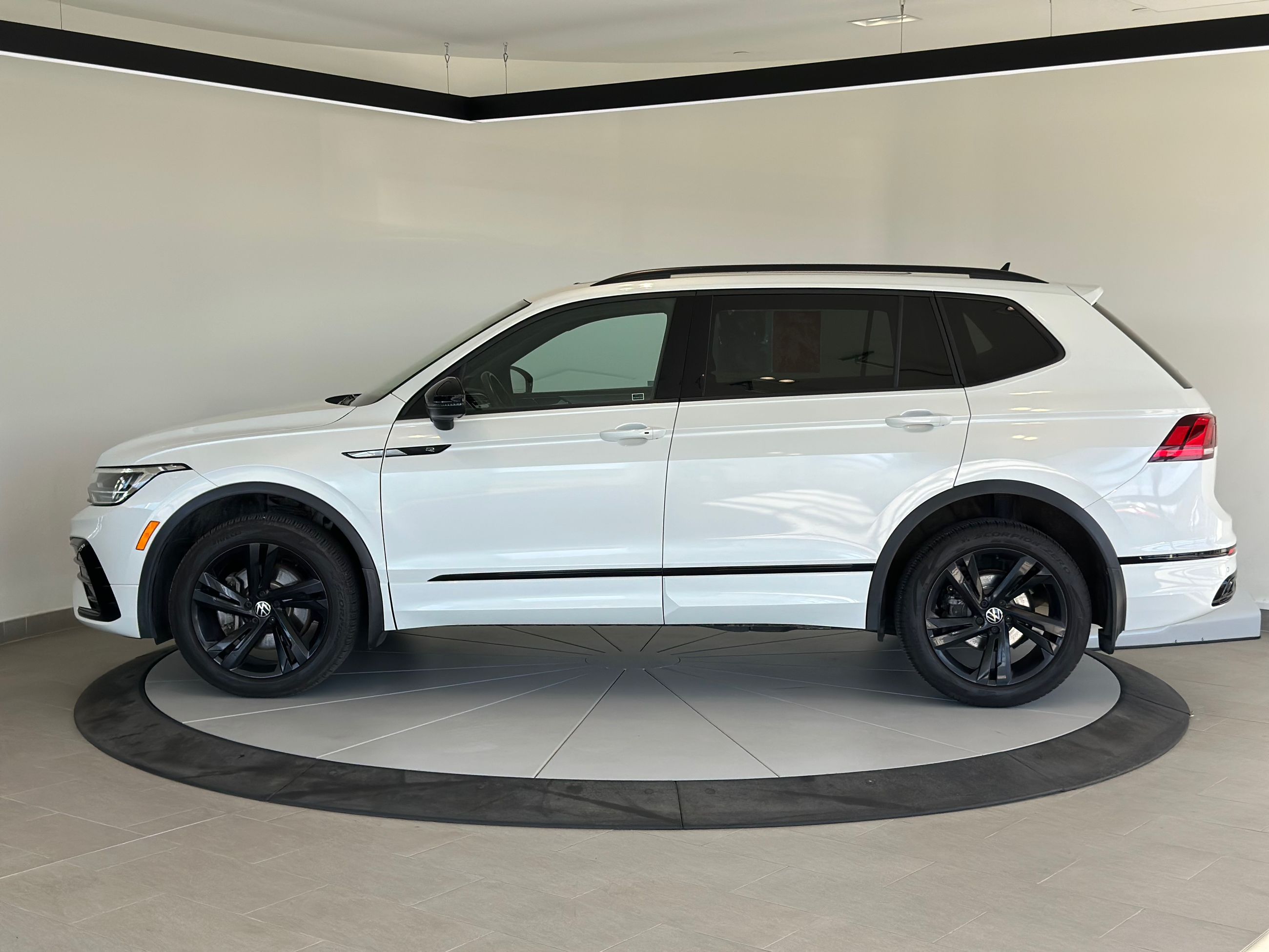 Volkswagen Tiguan Comfortline R-Line Black Edition 2023