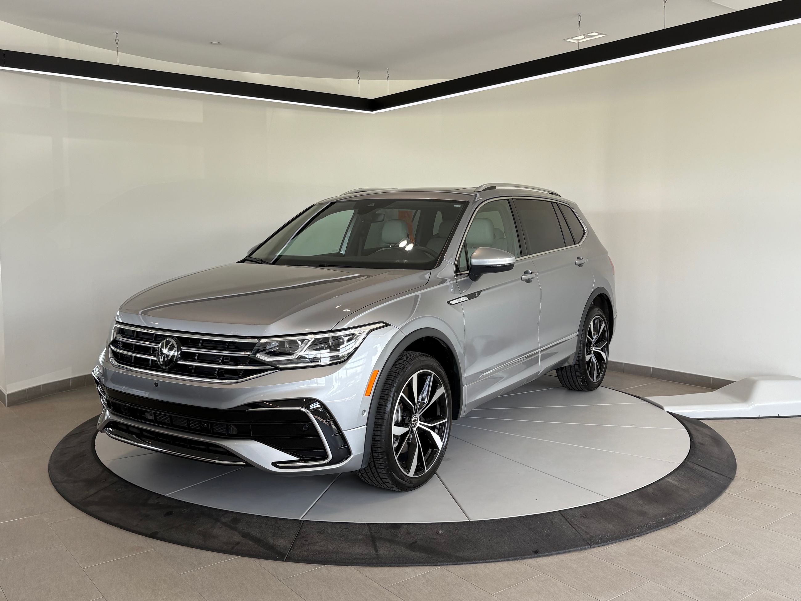 Volkswagen Tiguan Highline R-Line + CUIR + CARPLAY + CAMERA + WOW!++ 2024