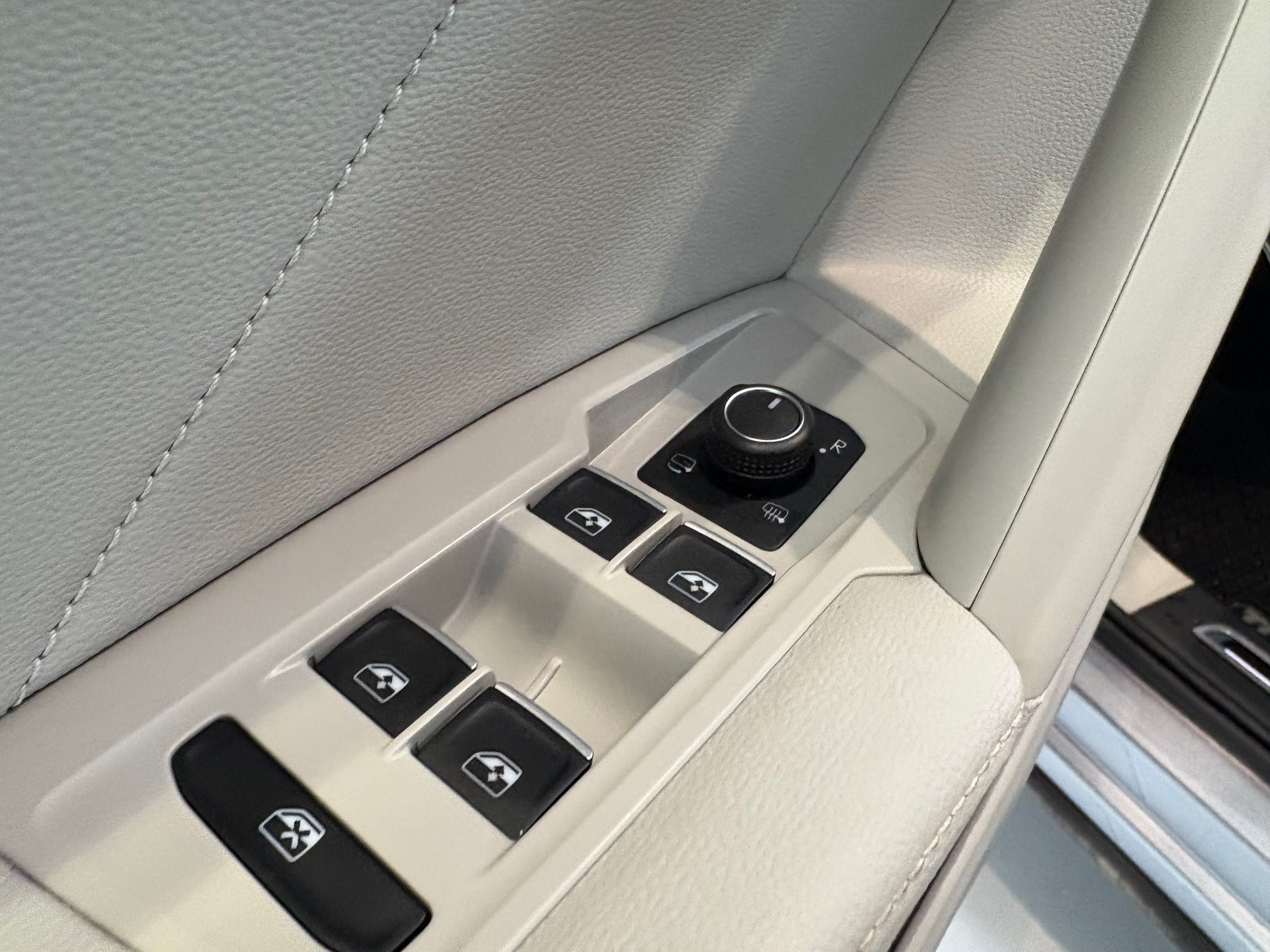 Volkswagen Tiguan Highline R-Line + CUIR + CARPLAY + CAMERA + WOW!++ 2024