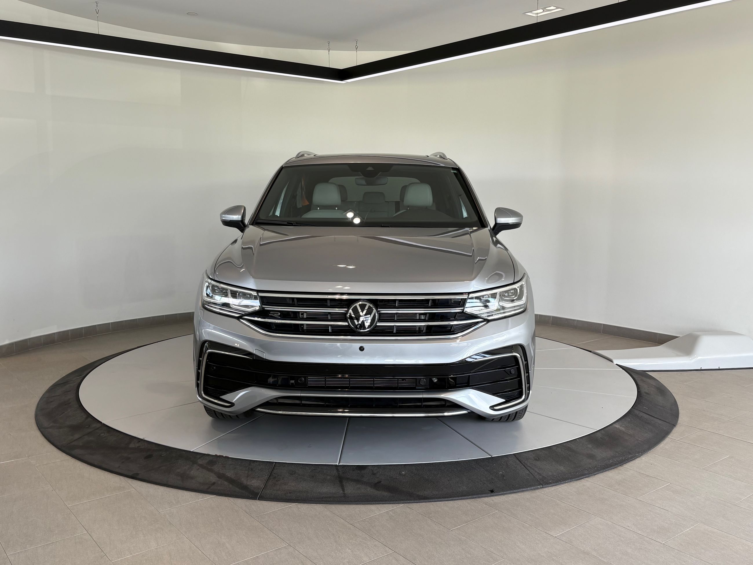 Volkswagen Tiguan Highline R-Line + CUIR + CARPLAY + CAMERA + WOW!++ 2024