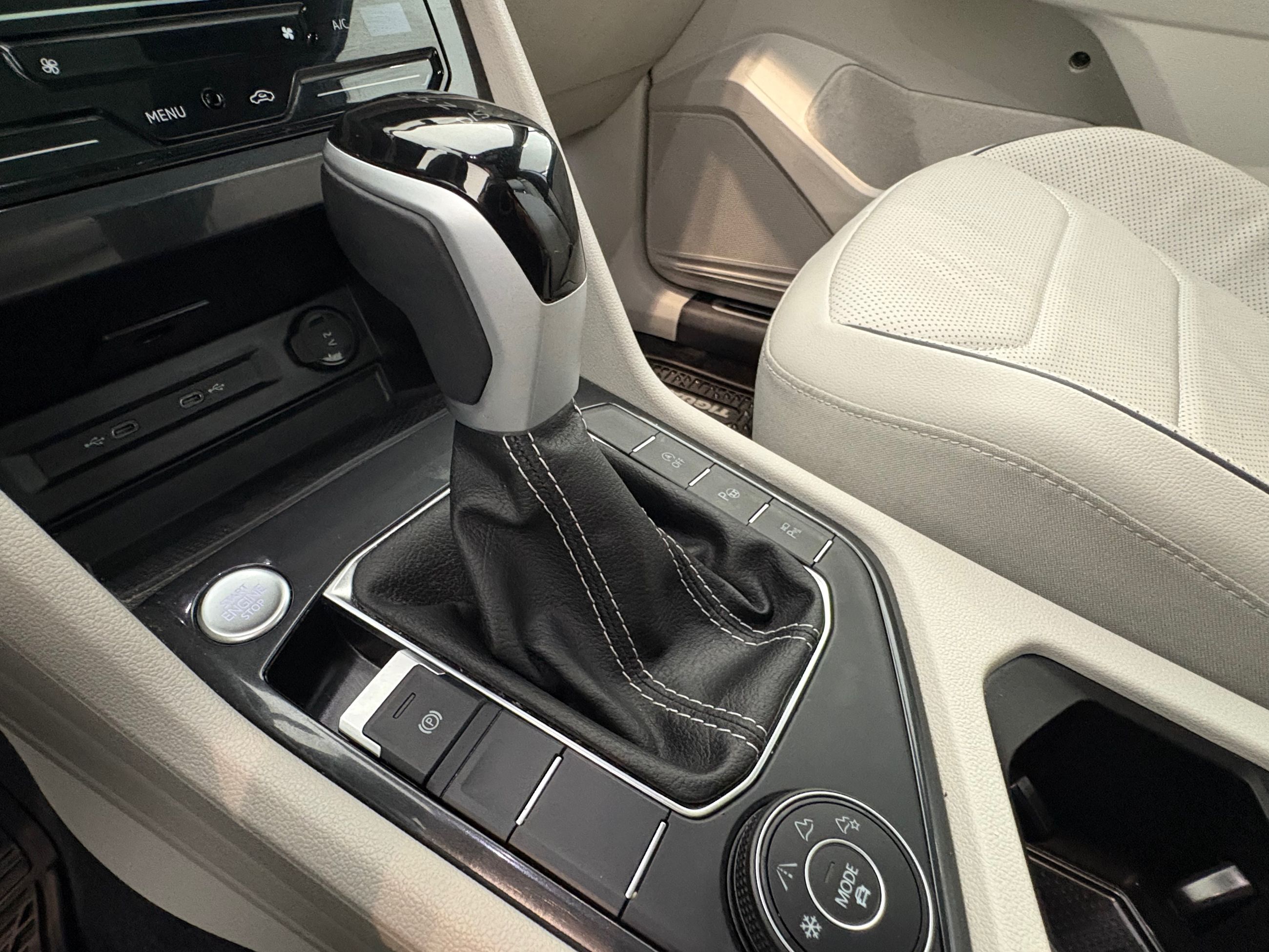 Volkswagen Tiguan Highline R-Line + CUIR + CARPLAY + CAMERA + WOW!++ 2024