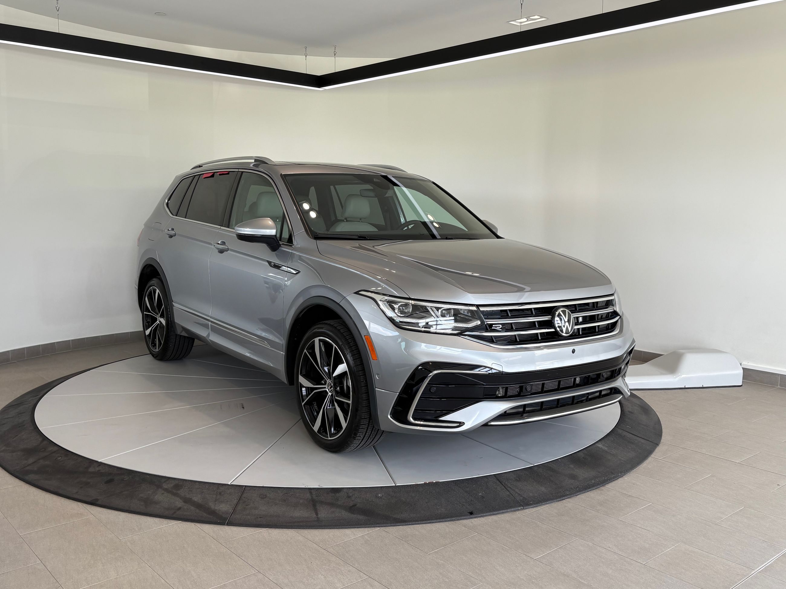 Volkswagen Tiguan Highline R-Line + CUIR + CARPLAY + CAMERA + WOW!++ 2024