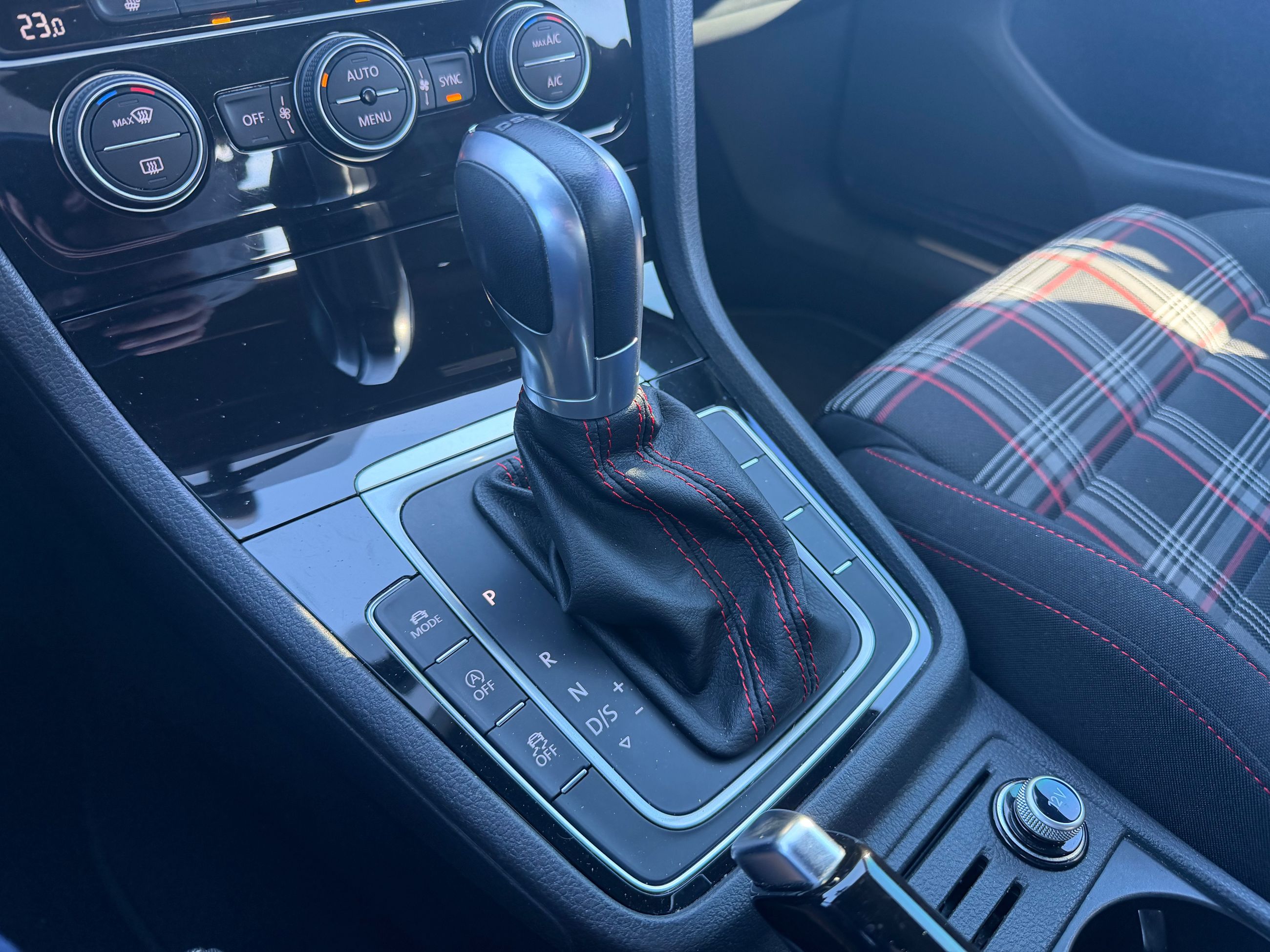 Photo Volkswagen Golf GTI 2018 #3