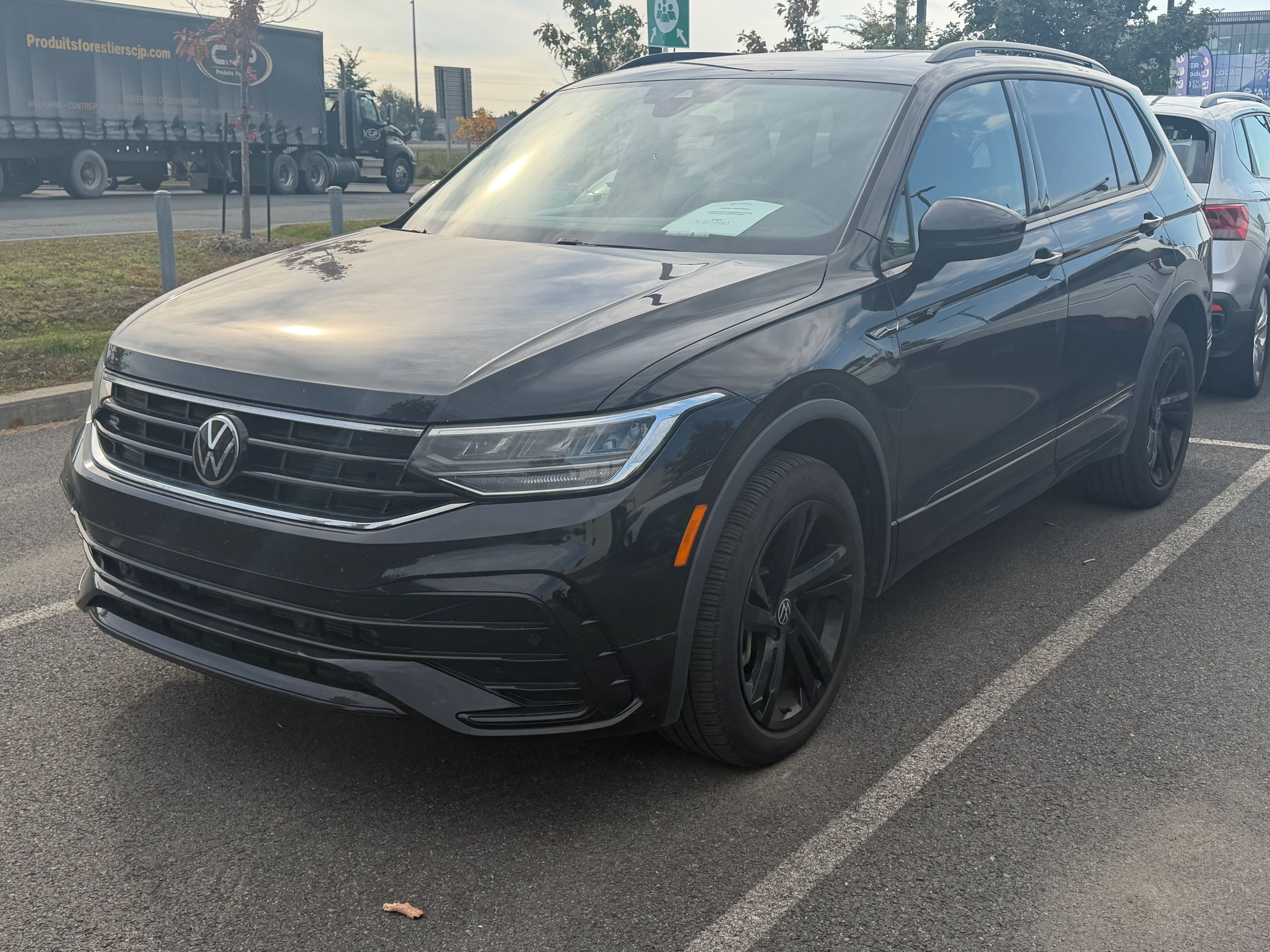 Photo 2023 Volkswagen Tiguan Comfortline R-Line Black Edition #1
