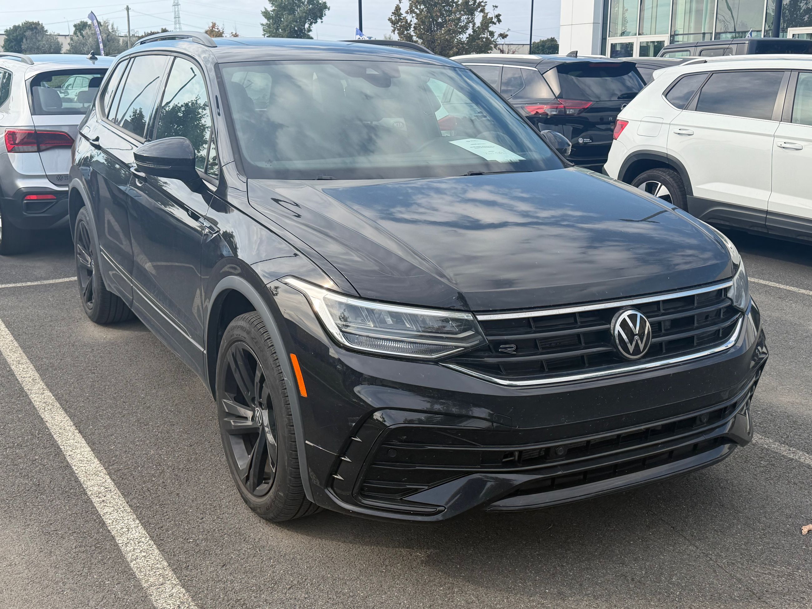 Photo 2023 Volkswagen Tiguan Comfortline R-Line Black Edition #3