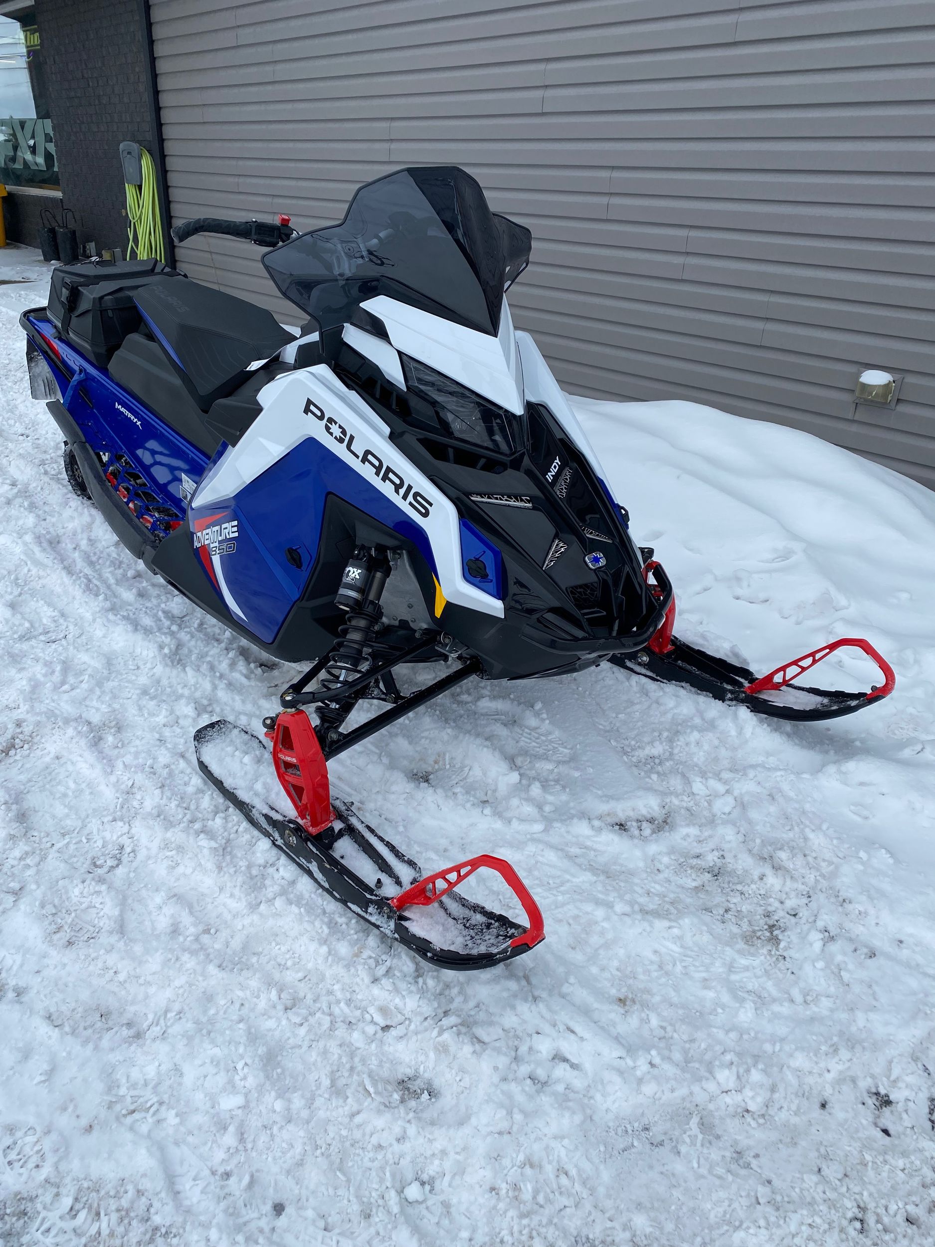 Polaris 850 INDY ADVENTURE 137 REAR STORAGE, HD BUMPER, MIRRORS, 7S DISPLAY, GPS 2023