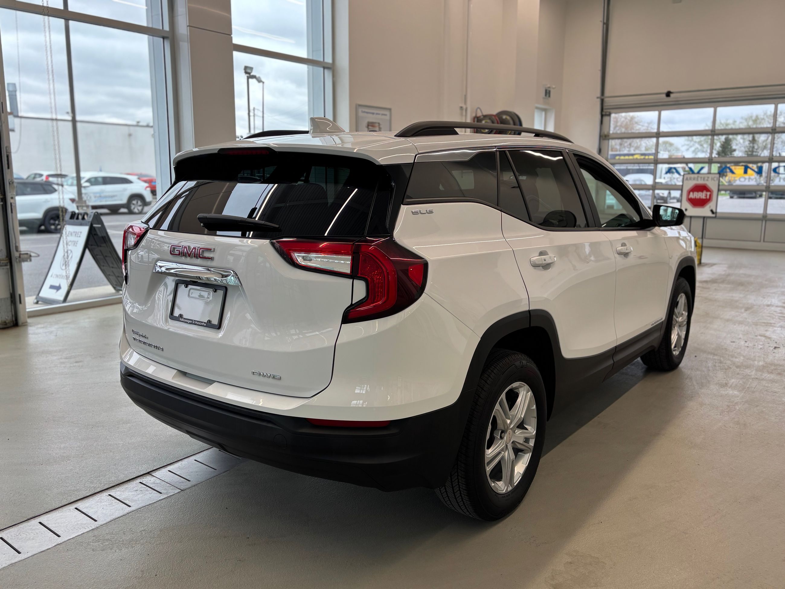 GMC Terrain SLE AWD SIEGES CHAUFFANT CARPLAY 2023 JAMAIS ACCIDENTÉ