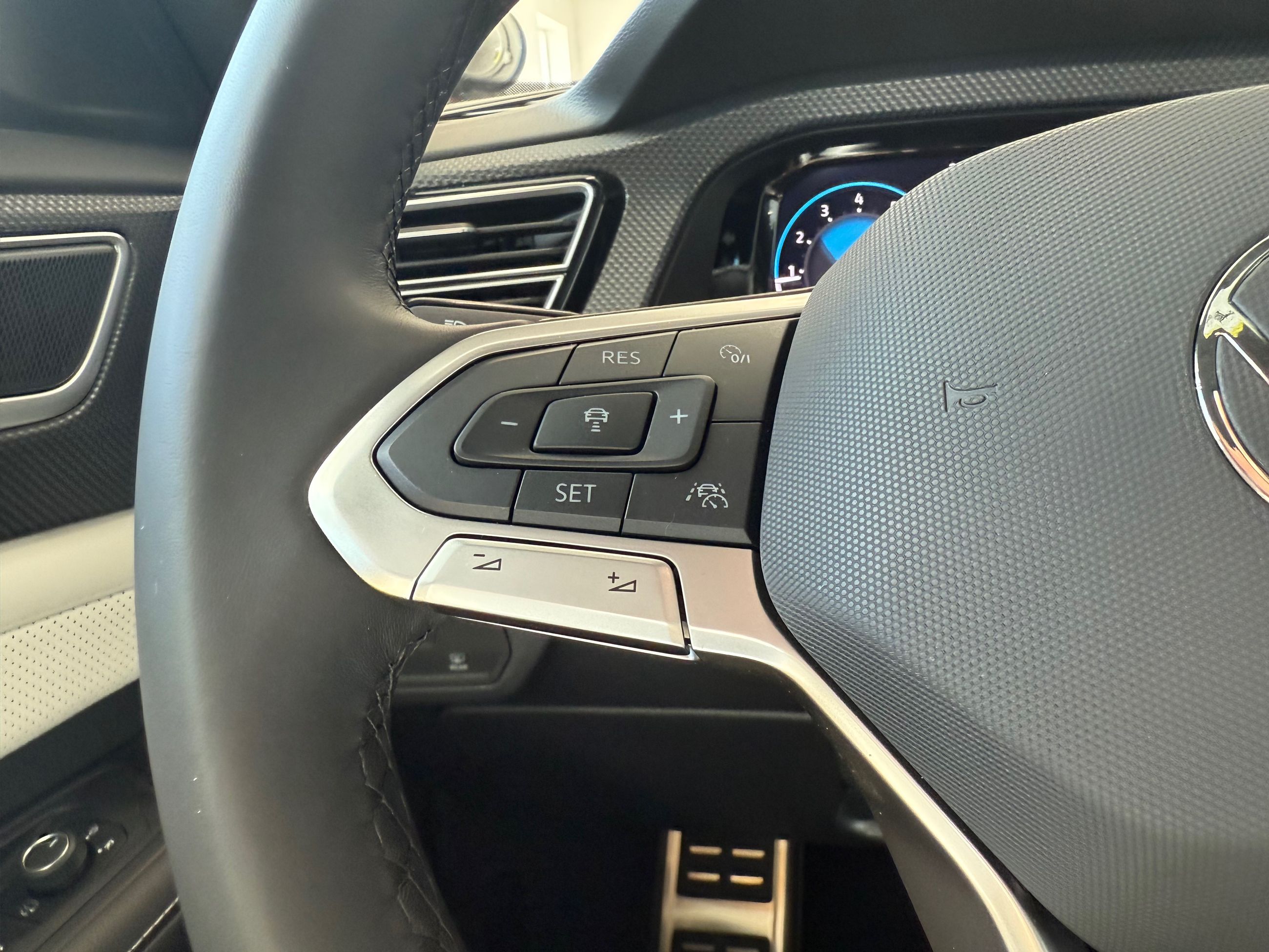 2025 Volkswagen Atlas Cross Sport Execline DEMO SPECIAL