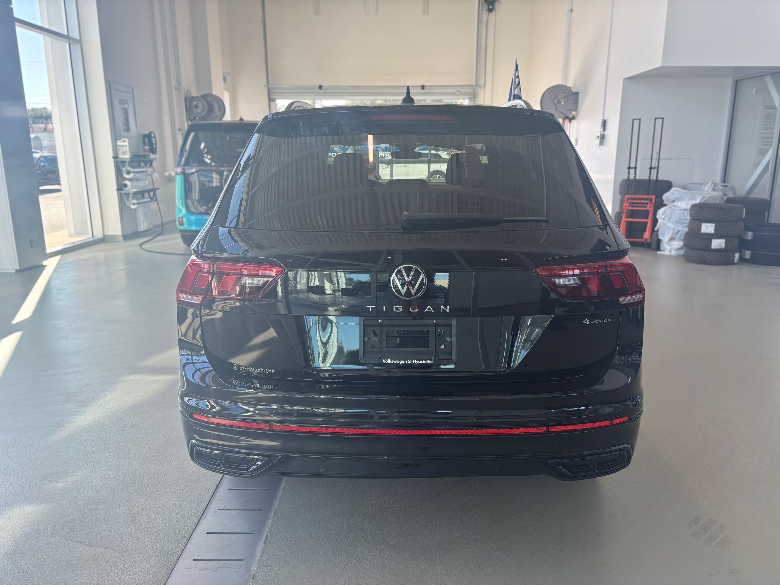 Volkswagen Tiguan Comfortline R-Line Black Edition TOIT PANO 2022 JAMAIS ACCIDENTÉ