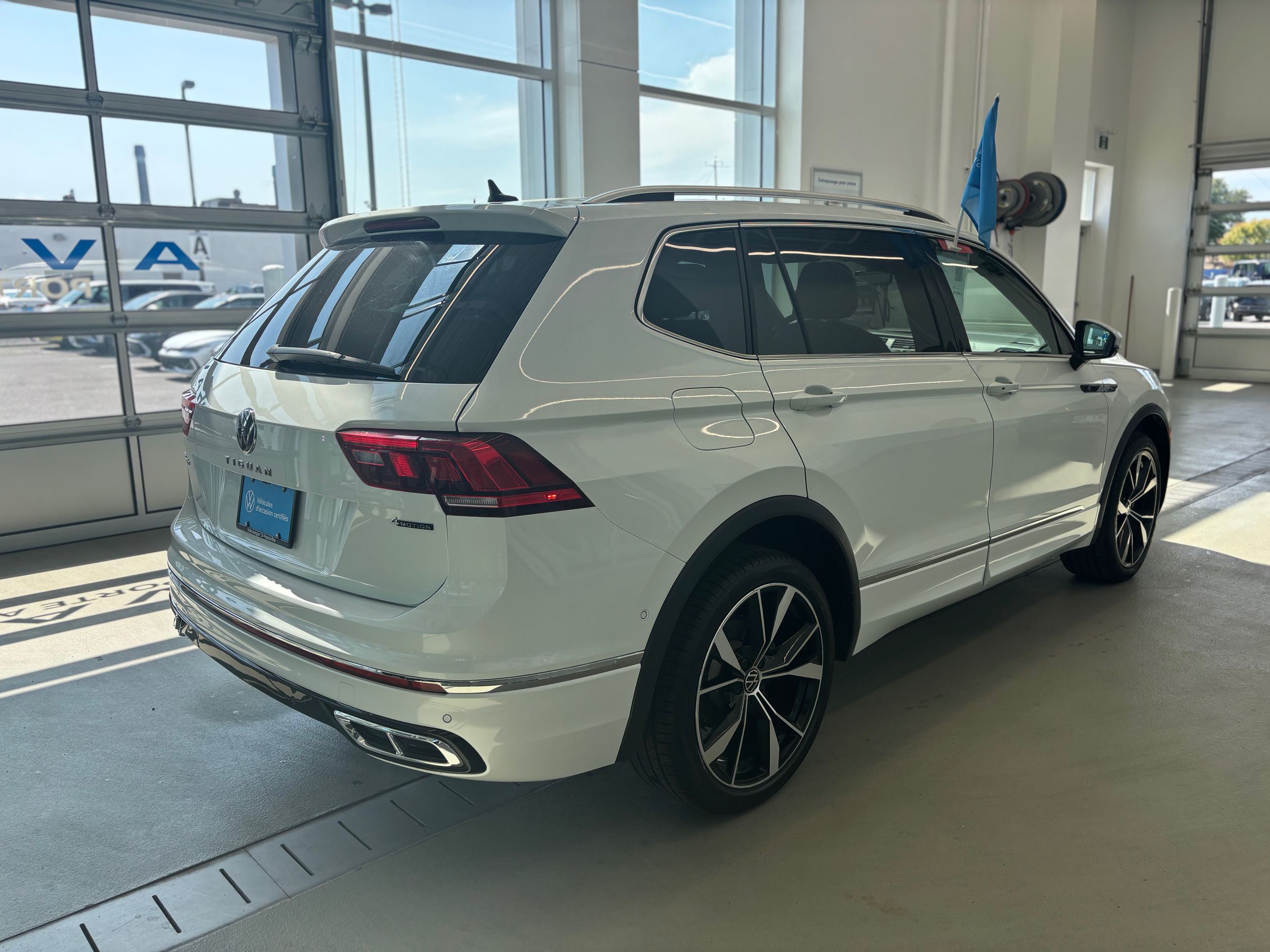 Volkswagen Tiguan Highline R-Line TOIT PANO INTERIEUR DE CUIR 2022 JAMAIS ACCIDENTÉ