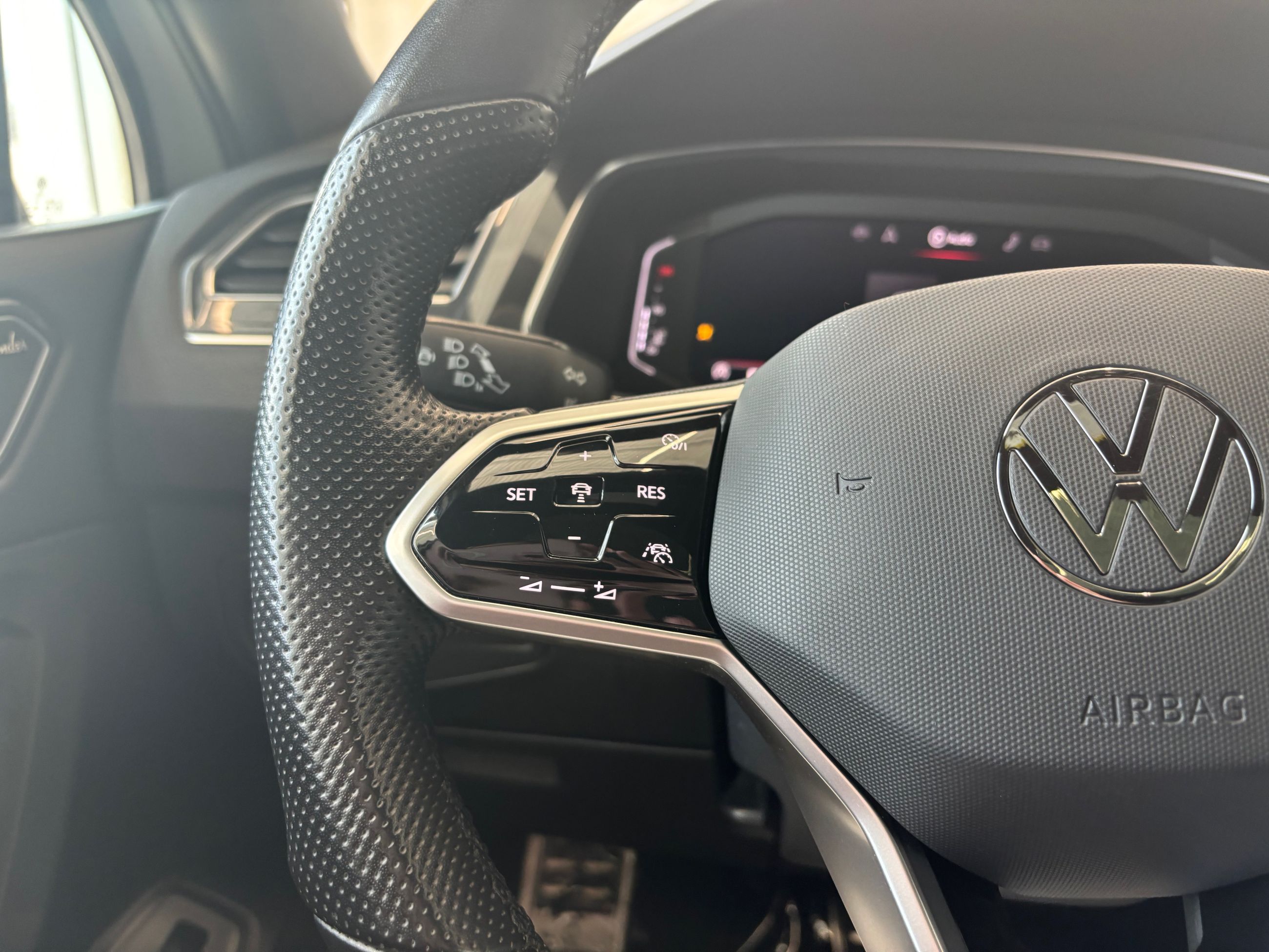 Volkswagen Tiguan Highline R-Line TOIT PANO INTERIEUR DE CUIR 2022 JAMAIS ACCIDENTÉ