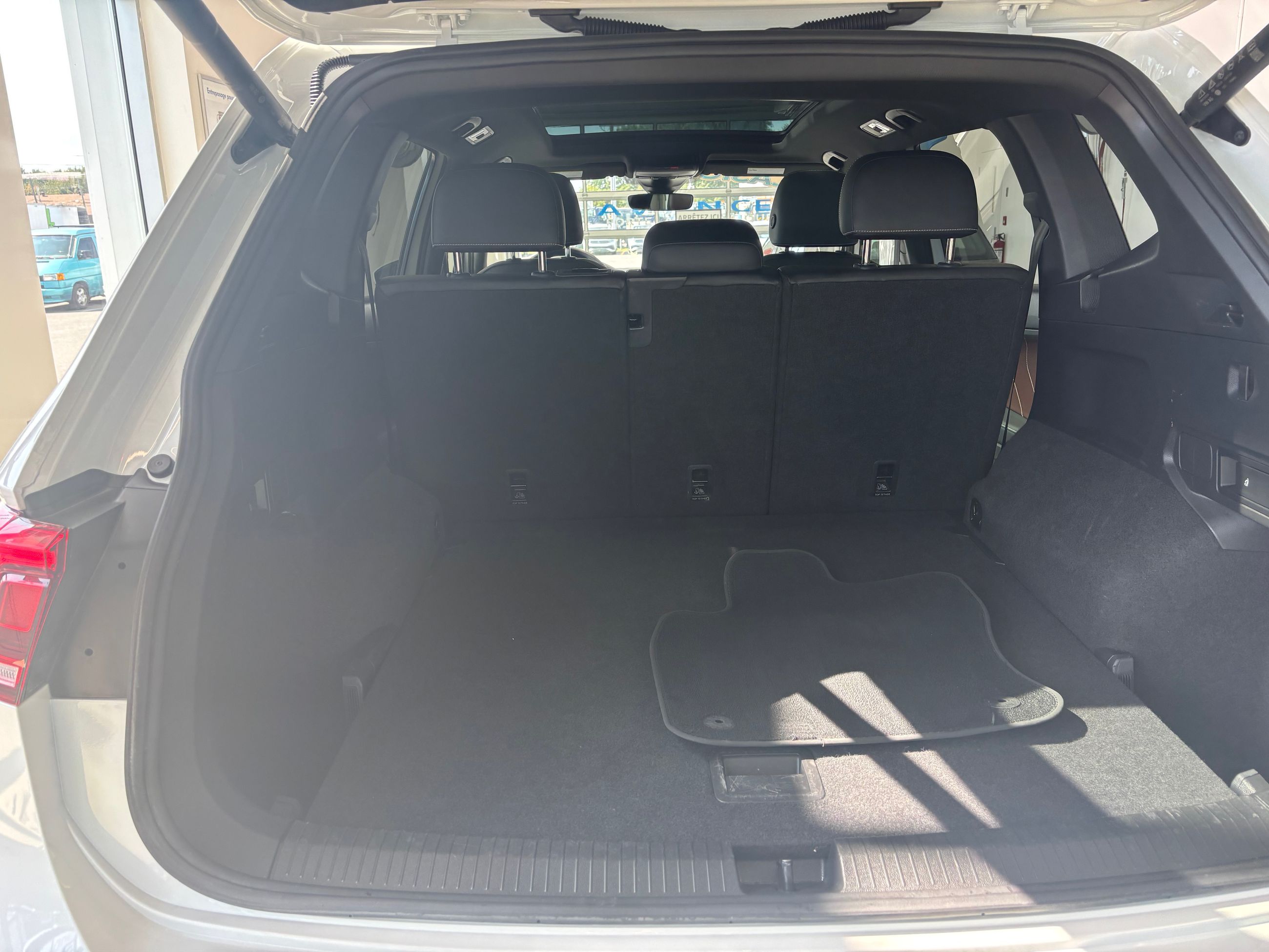 Volkswagen Tiguan Highline R-Line TOIT PANO INTERIEUR DE CUIR 2022 JAMAIS ACCIDENTÉ
