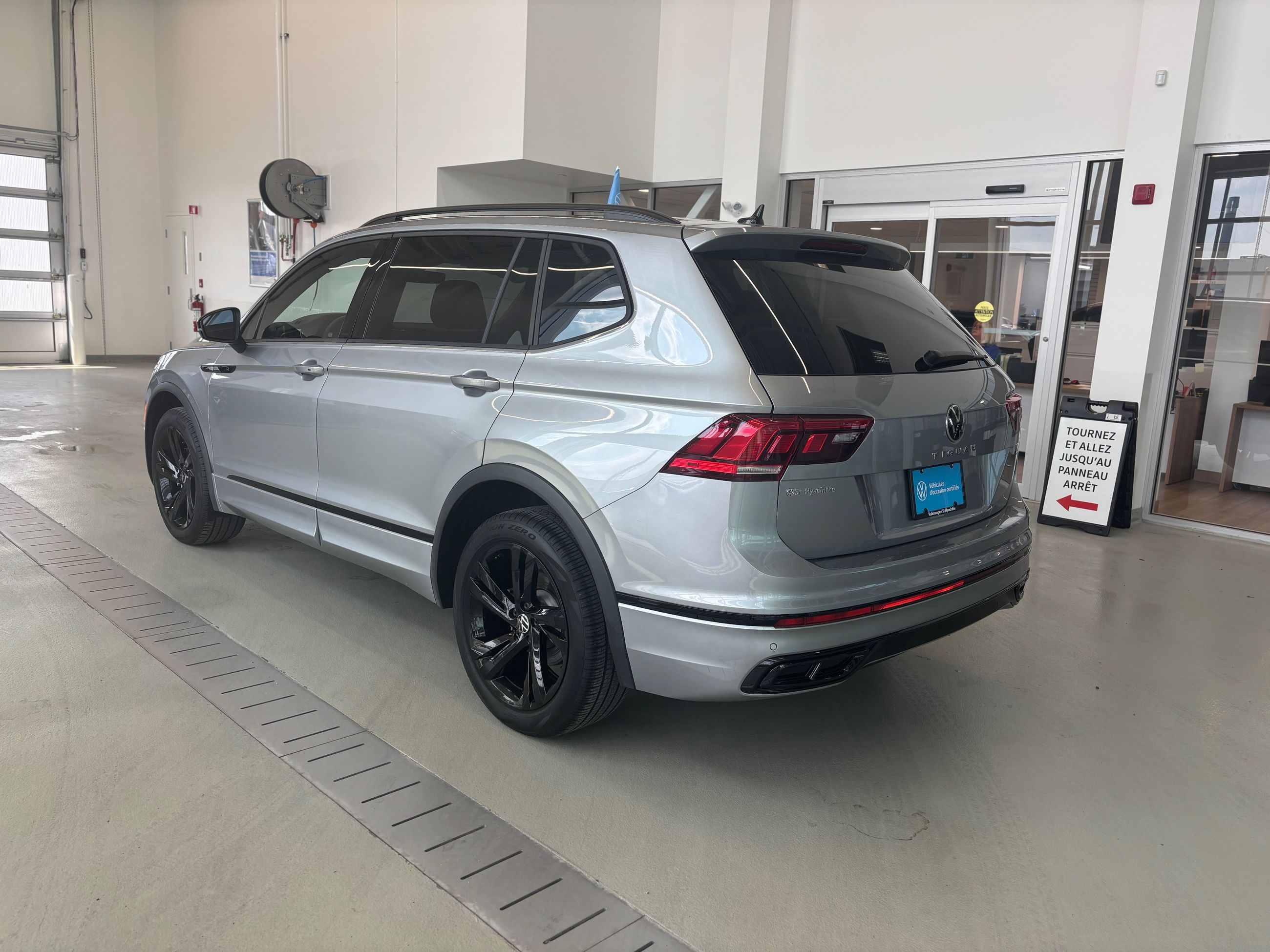 Volkswagen Tiguan Comfortline R-Line Black Edition TOIT 2023 A PARTIR DE 4.39%