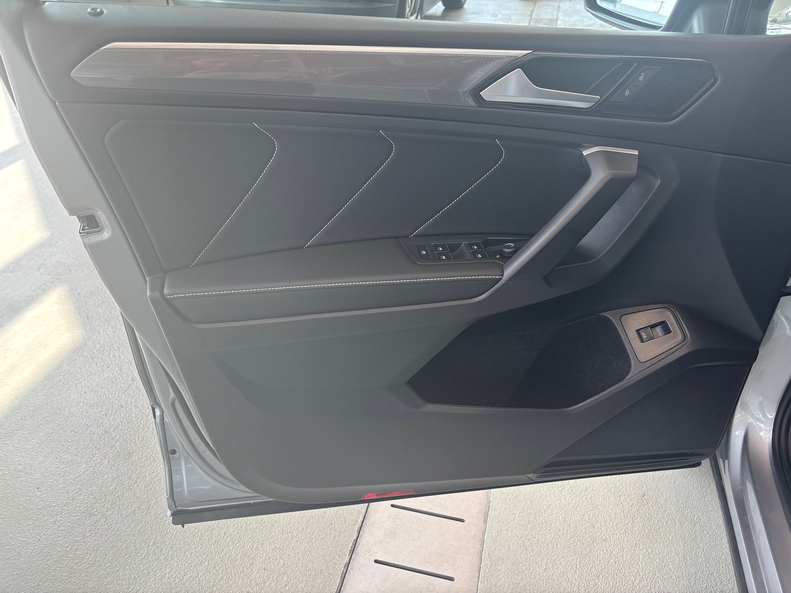 Volkswagen Tiguan Comfortline R-Line Black Edition TOIT 2023 A PARTIR DE 4.39%