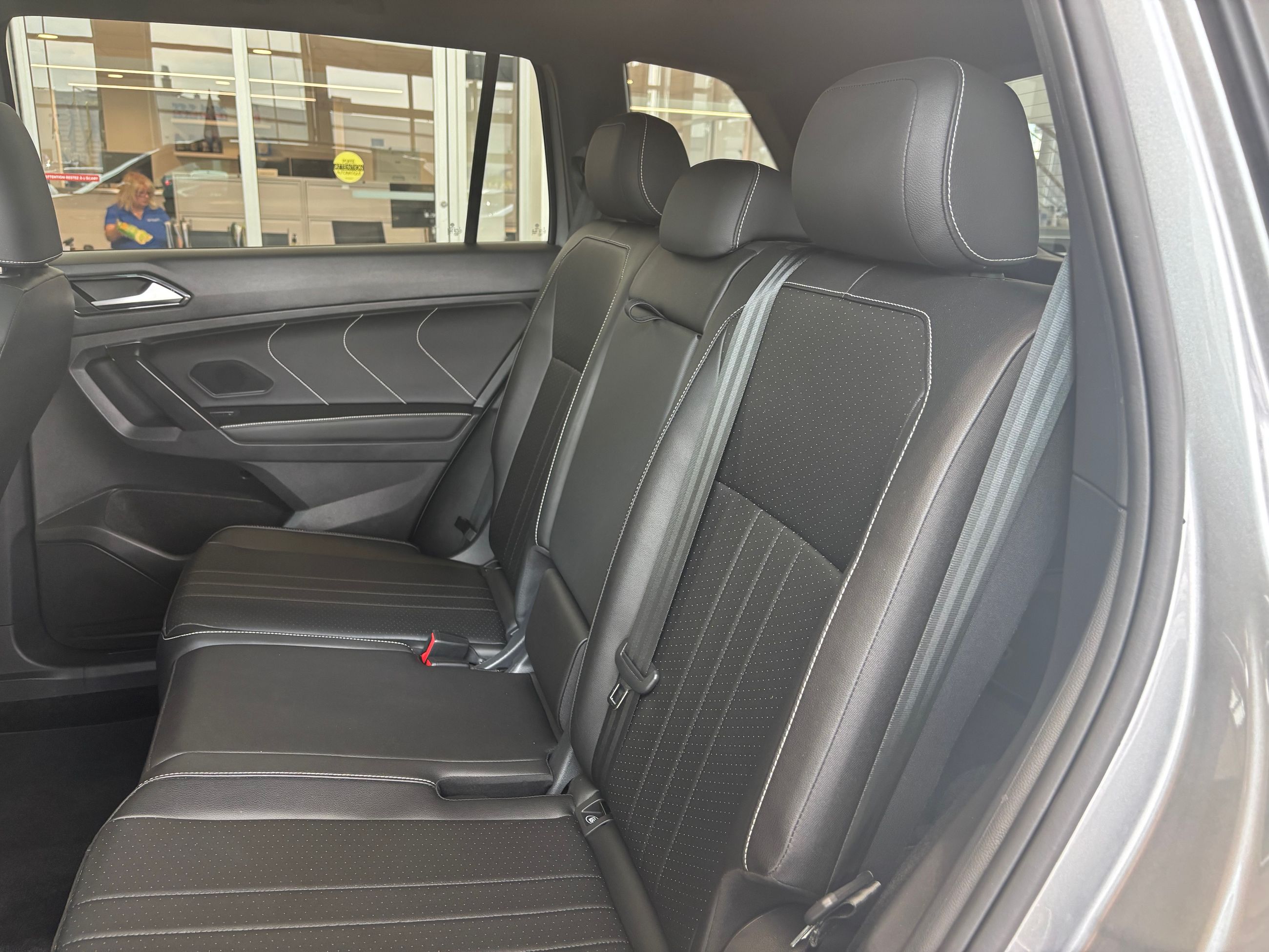 Volkswagen Tiguan Comfortline R-Line Black Edition SIMILICUIR TOIT 2023 A PARTIR DE 4.39%