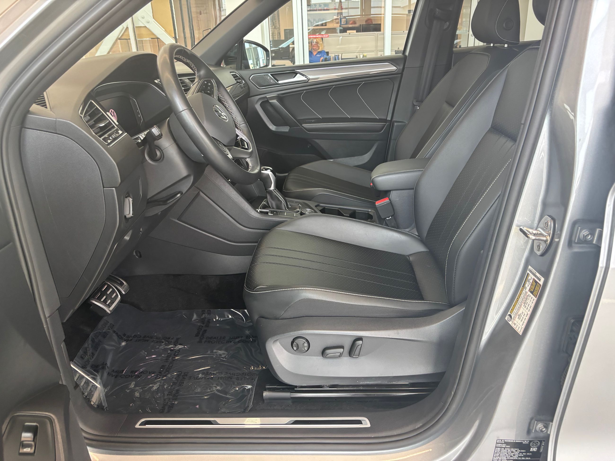 Volkswagen Tiguan Comfortline R-Line Black Edition SIMILICUIR TOIT 2023 A PARTIR DE 4.39%