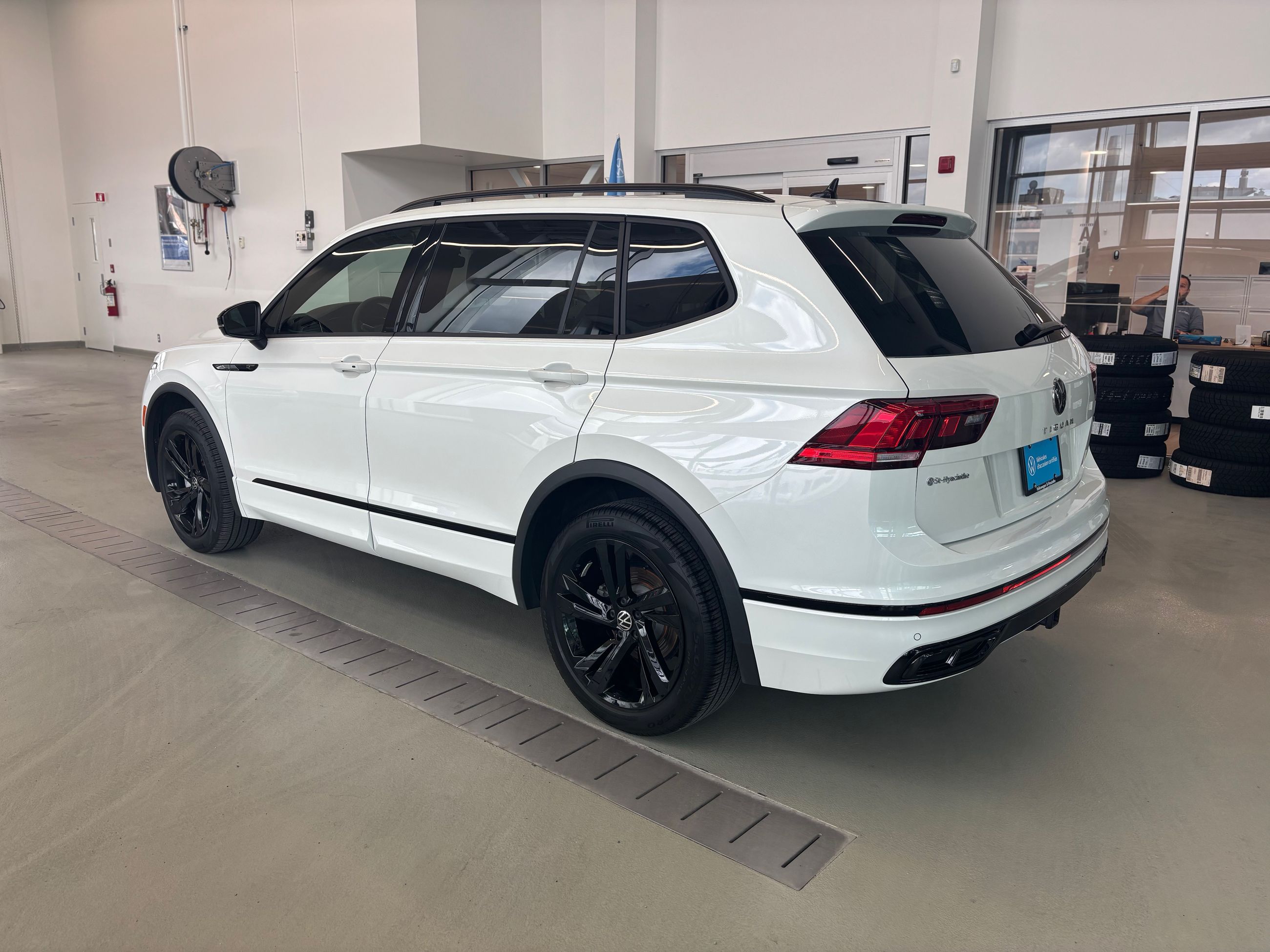 Volkswagen Tiguan Comfortline R-Line Black Edition TOIT PANO 2023 A PARTIR DE 4.39%