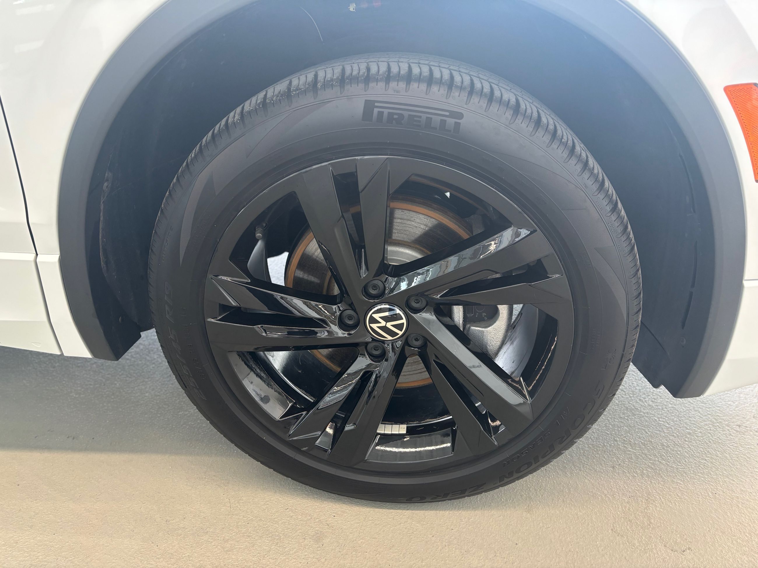 Volkswagen Tiguan Comfortline R-Line Black Edition TOIT PANO 2023 A PARTIR DE 4.39%