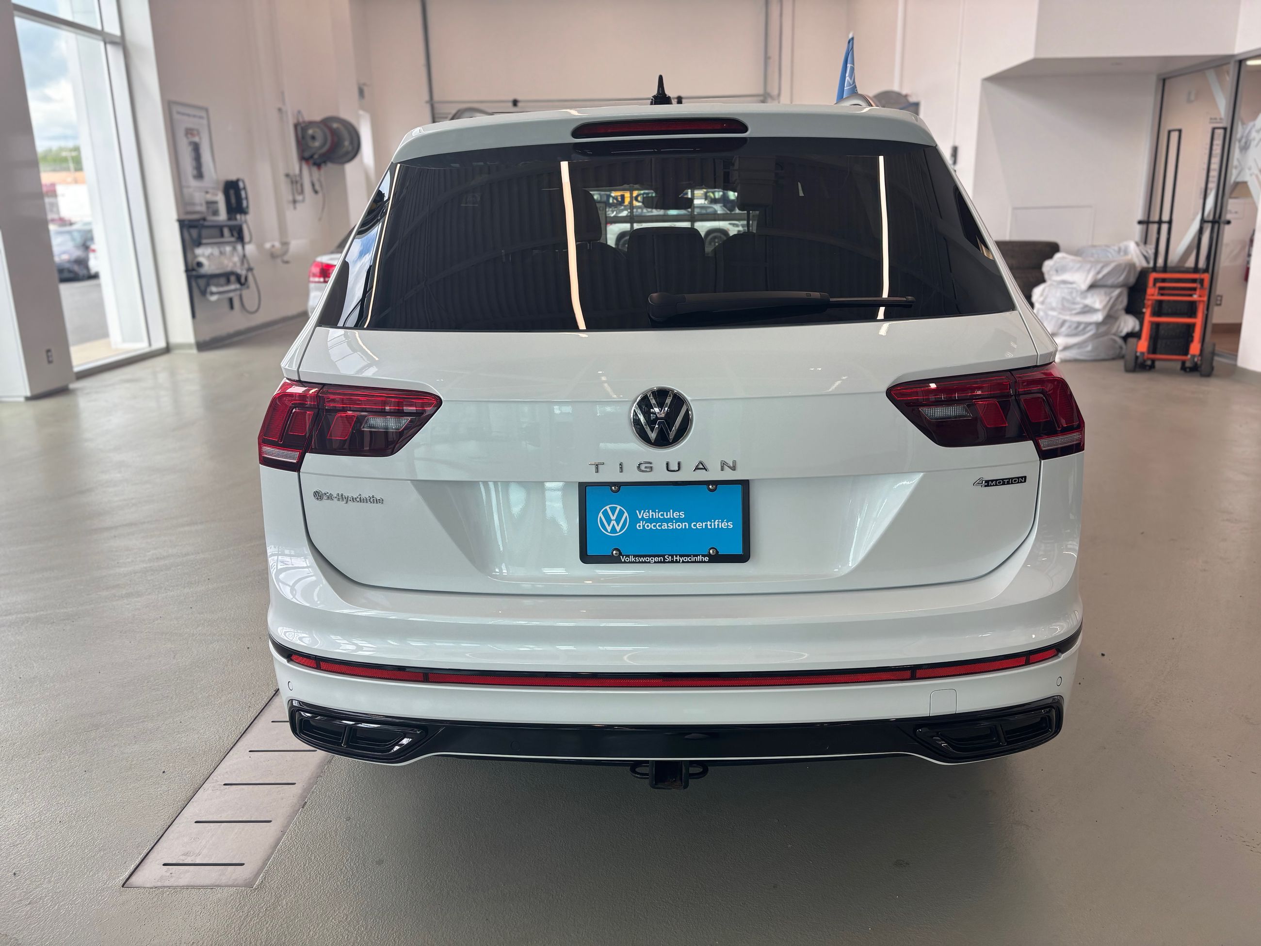 Volkswagen Tiguan Comfortline R-Line Black Edition TOIT PANO 2023 A PARTIR DE 4.39%