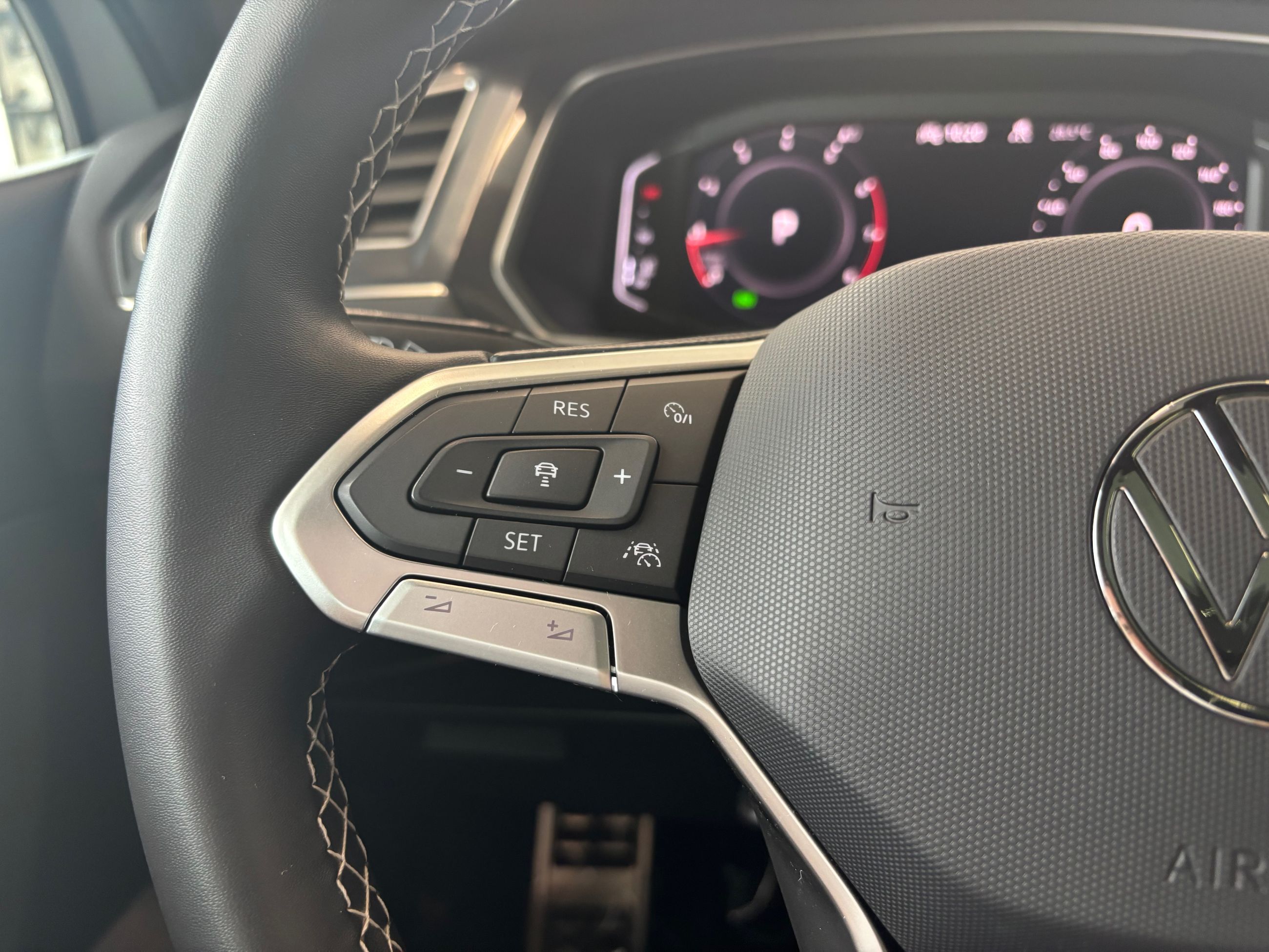 Volkswagen Tiguan Comfortline R-Line Black Edition TOIT PANO 2023 A PARTIR DE 4.39%