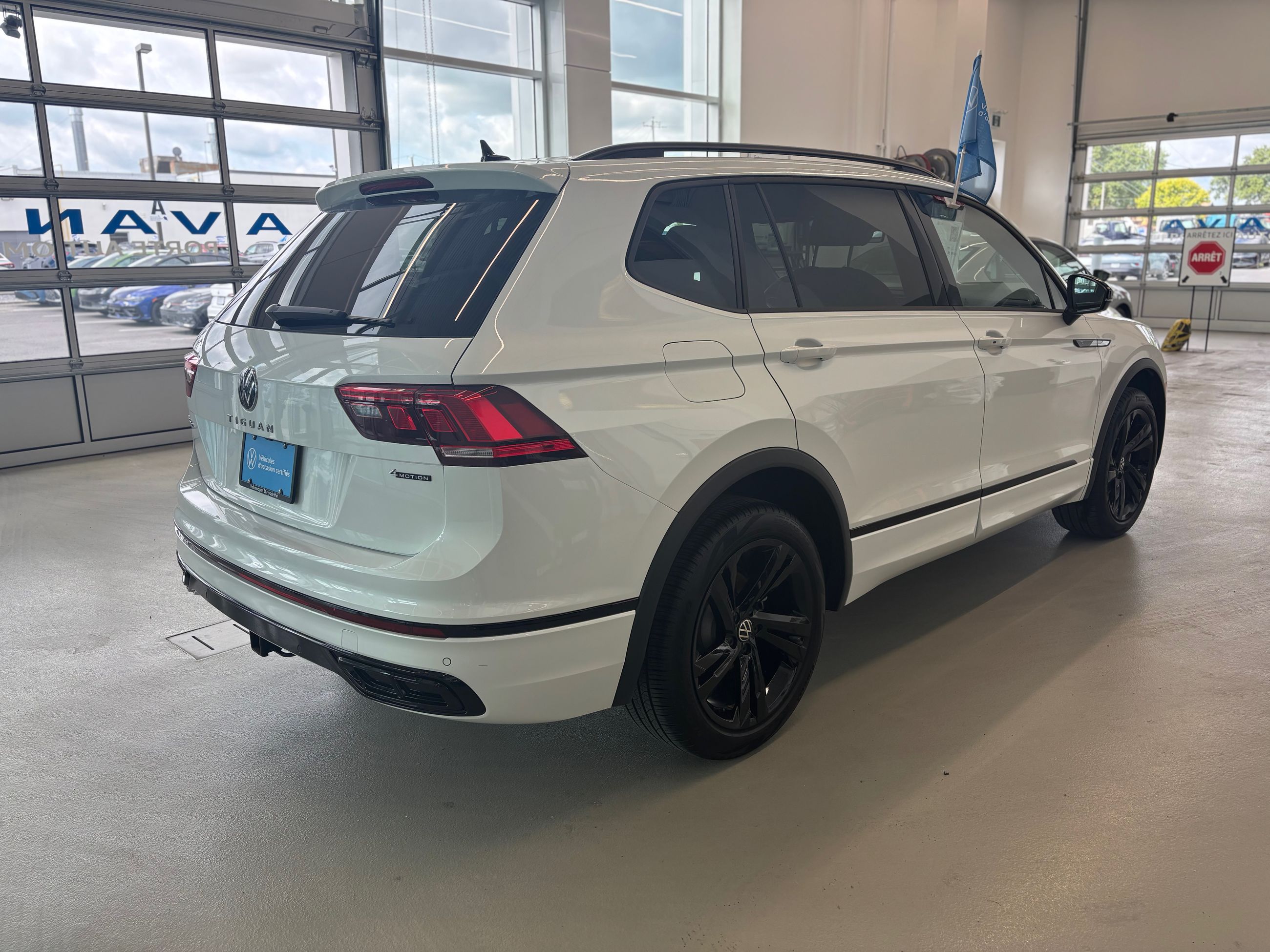 Volkswagen Tiguan Comfortline R-Line Black Edition TOIT PANO 2023 A PARTIR DE 4.39%
