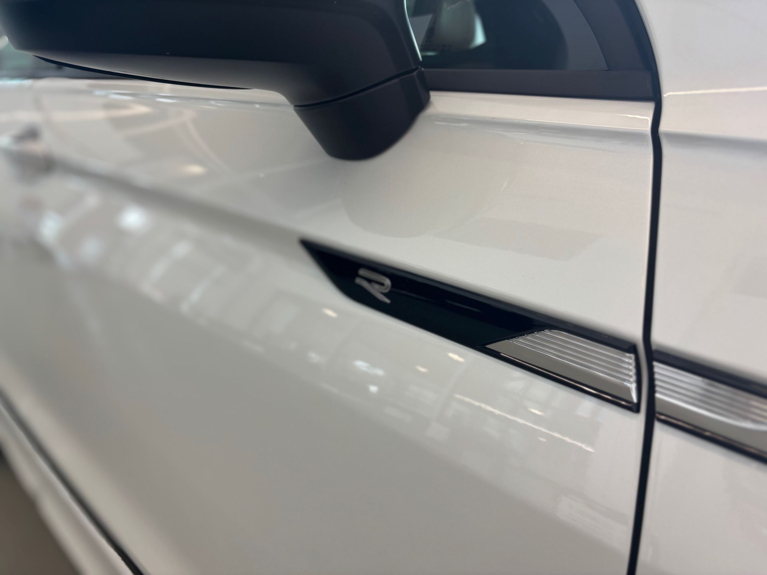 Volkswagen Tiguan Comfortline R-Line Black Edition TOIT PANO 2023 A PARTIR DE 4.39%