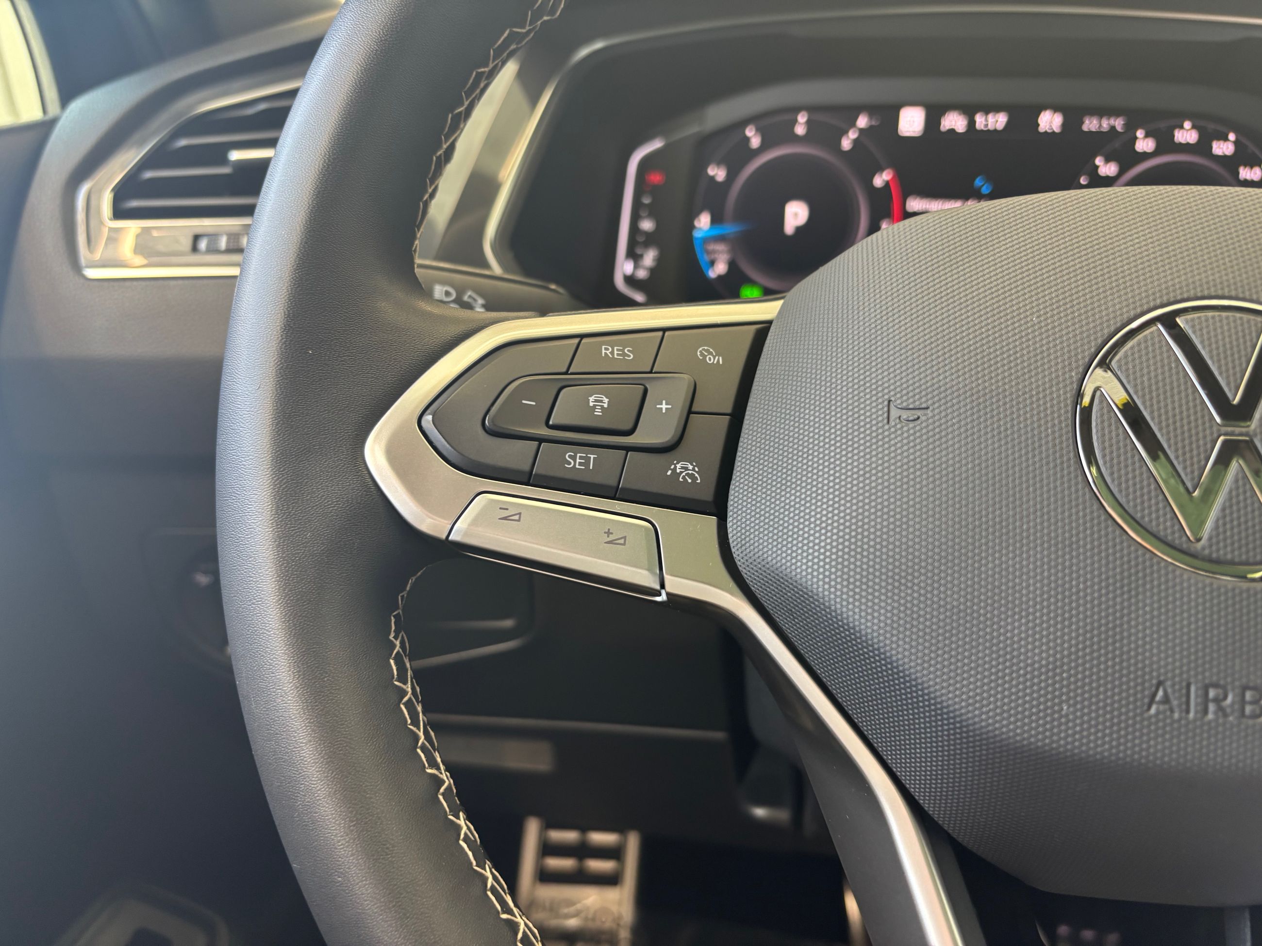 Volkswagen Tiguan Highline R-Line CUIR TOIT PANO NAVIGATION 2023 JAMAIS ACCIDENTÉ