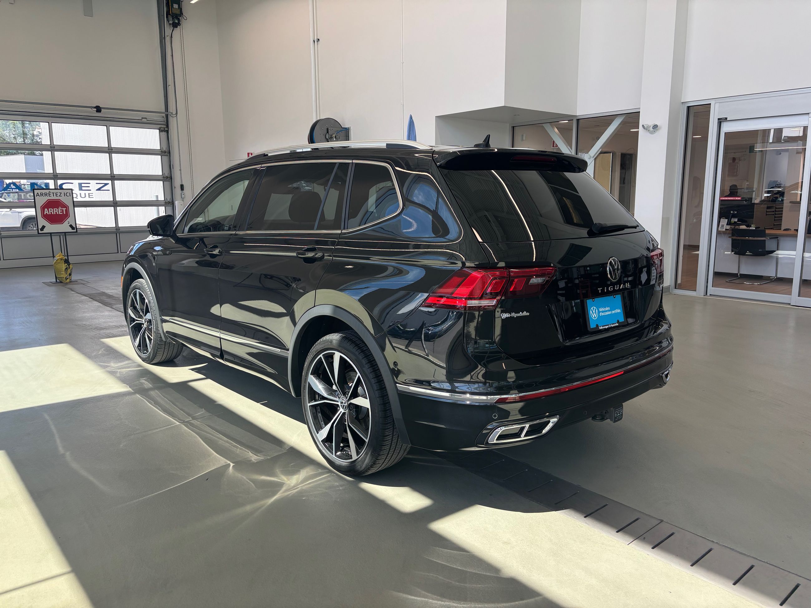 Volkswagen Tiguan Highline R-Line CUIR TOIT PANO NAVIGATION 2023 JAMAIS ACCIDENTÉ
