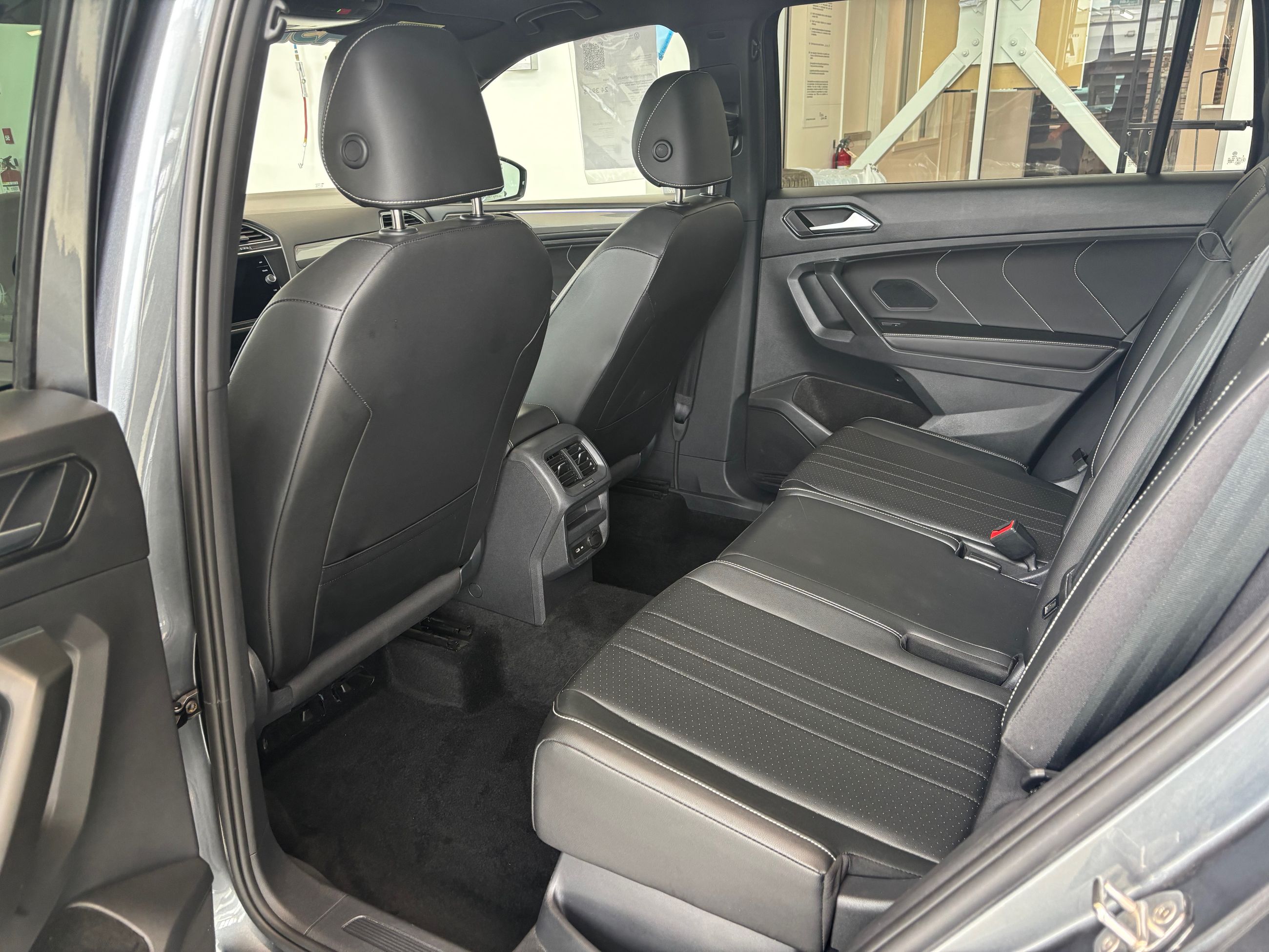 Volkswagen Tiguan Comfortline R-Line Black Edition TOIT PANO 2023 JAMAIS ACCIDENTÉ