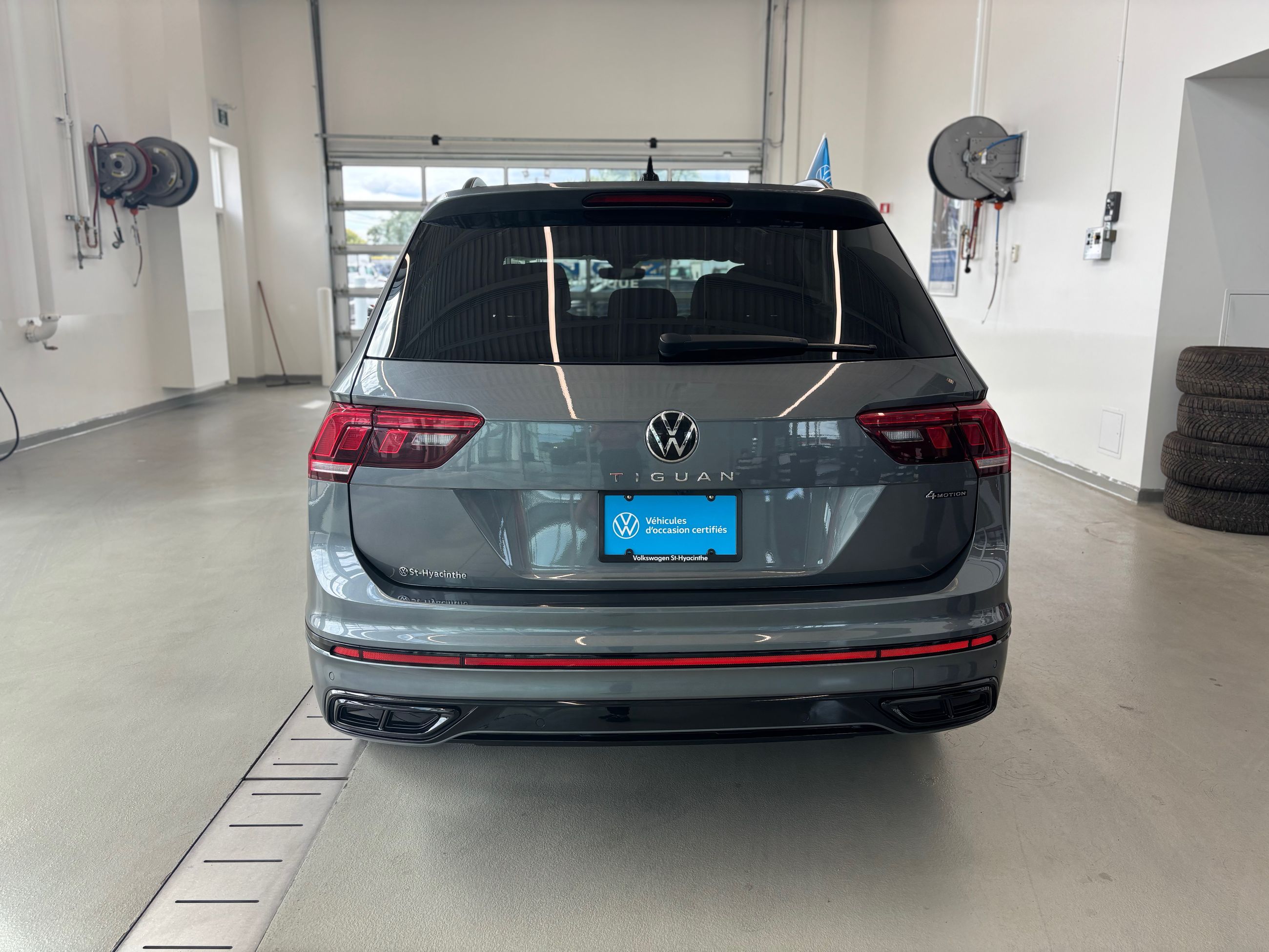 Volkswagen Tiguan Comfortline R-Line Black Edition TOIT PANO 2023 JAMAIS ACCIDENTÉ