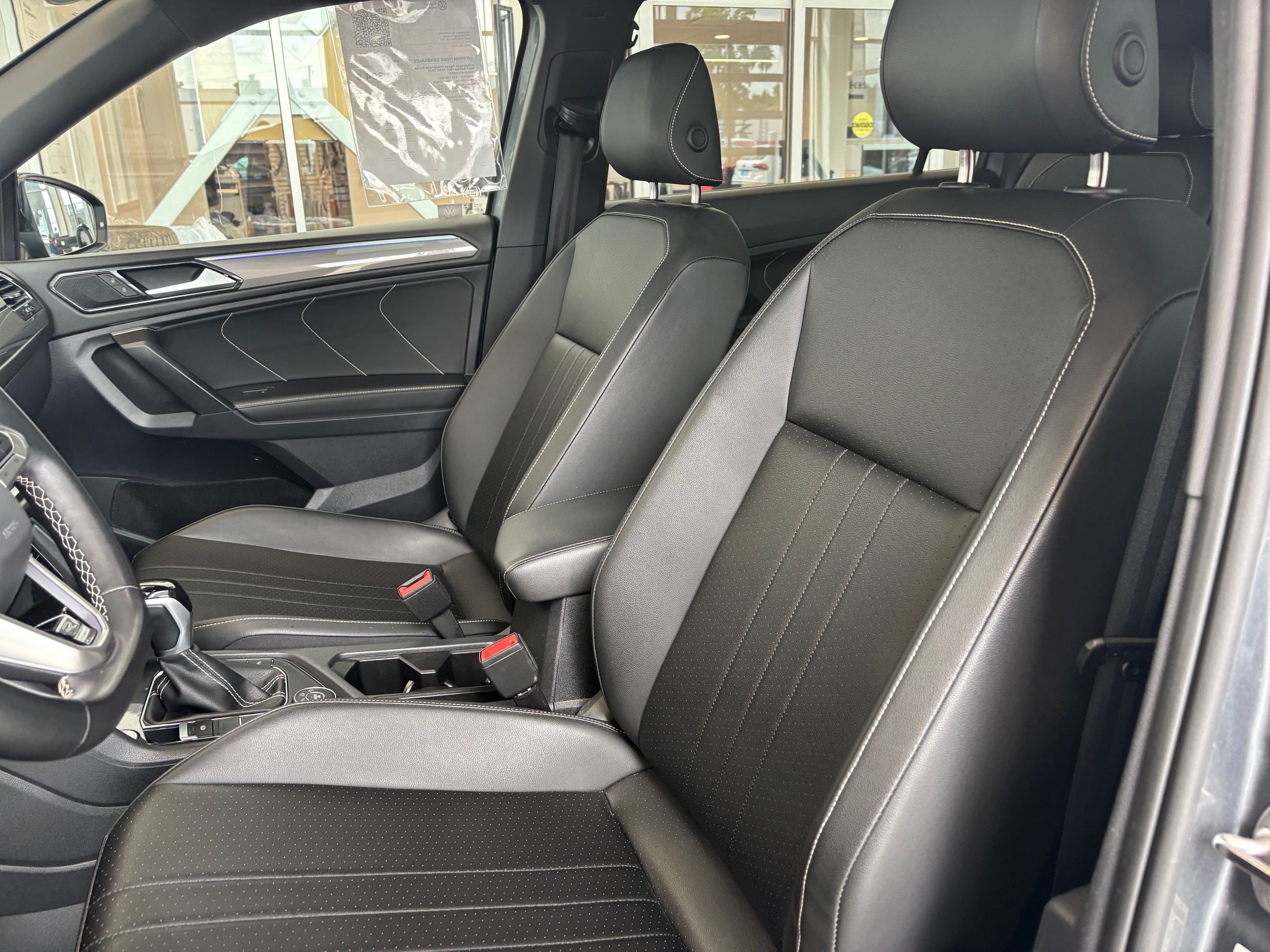 Volkswagen Tiguan Comfortline R-Line Black Edition TOIT PANO 2023 JAMAIS ACCIDENTÉ