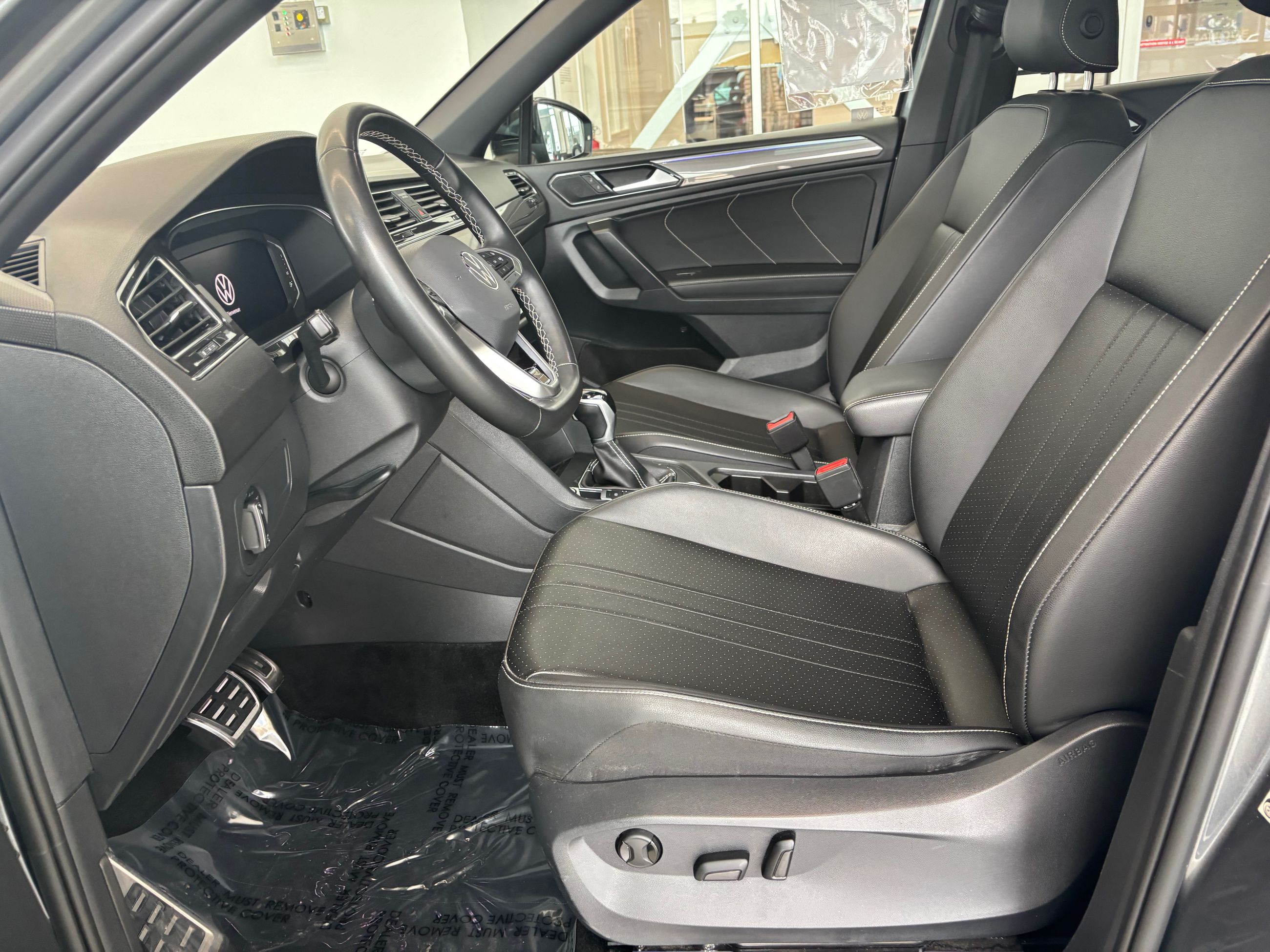 Volkswagen Tiguan Comfortline R-Line Black Edition TOIT PANO 2023 JAMAIS ACCIDENTÉ